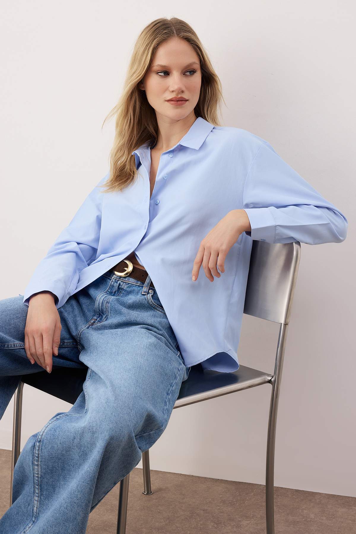 Trendyol Collection Blaues, locker geschnittenes Hemd aus Baumwollgewebe TWOA...