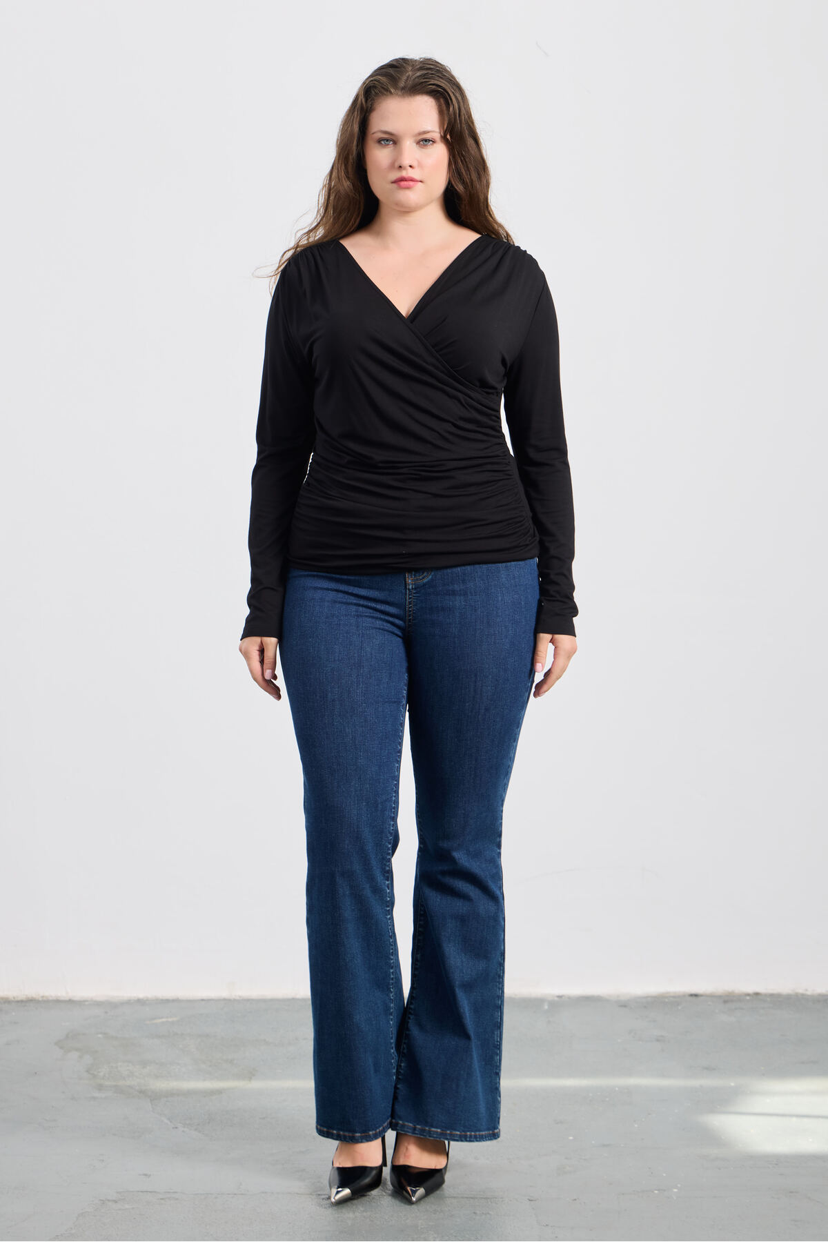 LUOKK  FORMAN V Yaka Uzun Kollu Drapeli Büyük Beden Bluz Siyah - Görsel 3