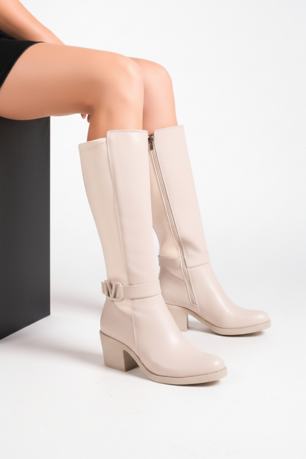 Limeo  Krem Deri Görünümlü Arkası Streç Esnek Kalın Orta Yüksek Topuklu V Metal Detay Fermuarlı Uzun Çizme - Görsel 3