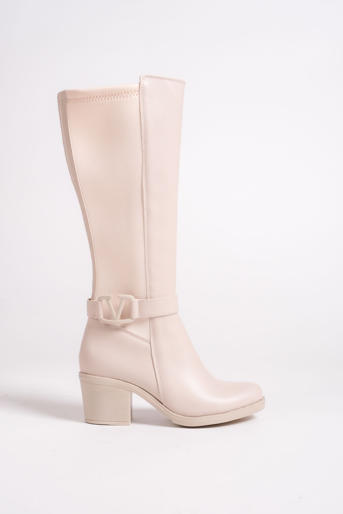 Limeo  Krem Deri Görünümlü Arkası Streç Esnek Kalın Orta Yüksek Topuklu V Metal Detay Fermuarlı Uzun Çizme - Görsel 7