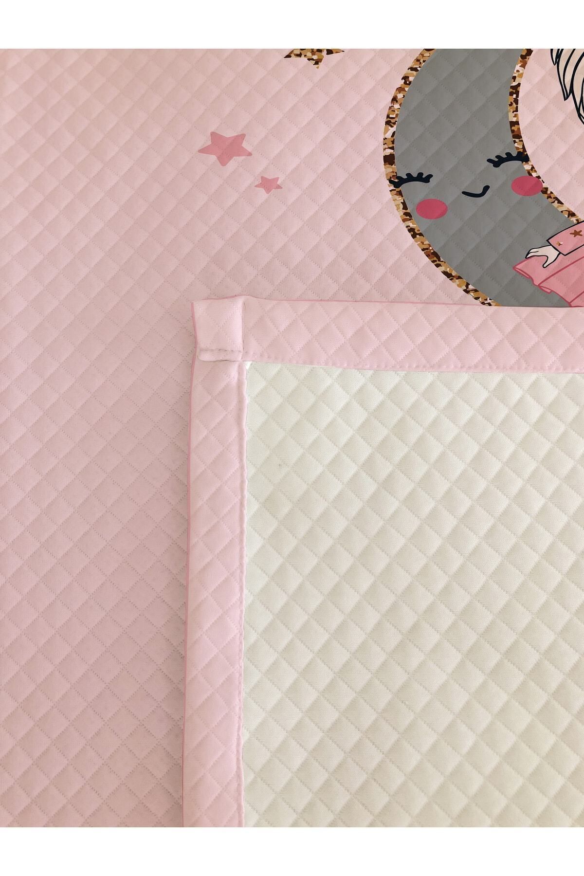 Evmila Ayda Oturan Kız Desenli Bebek Ve Çocuk Baskılı Tek Kişilik Pike Takımı 160x230 Pembe fotoğrafı 5 (önizleme)