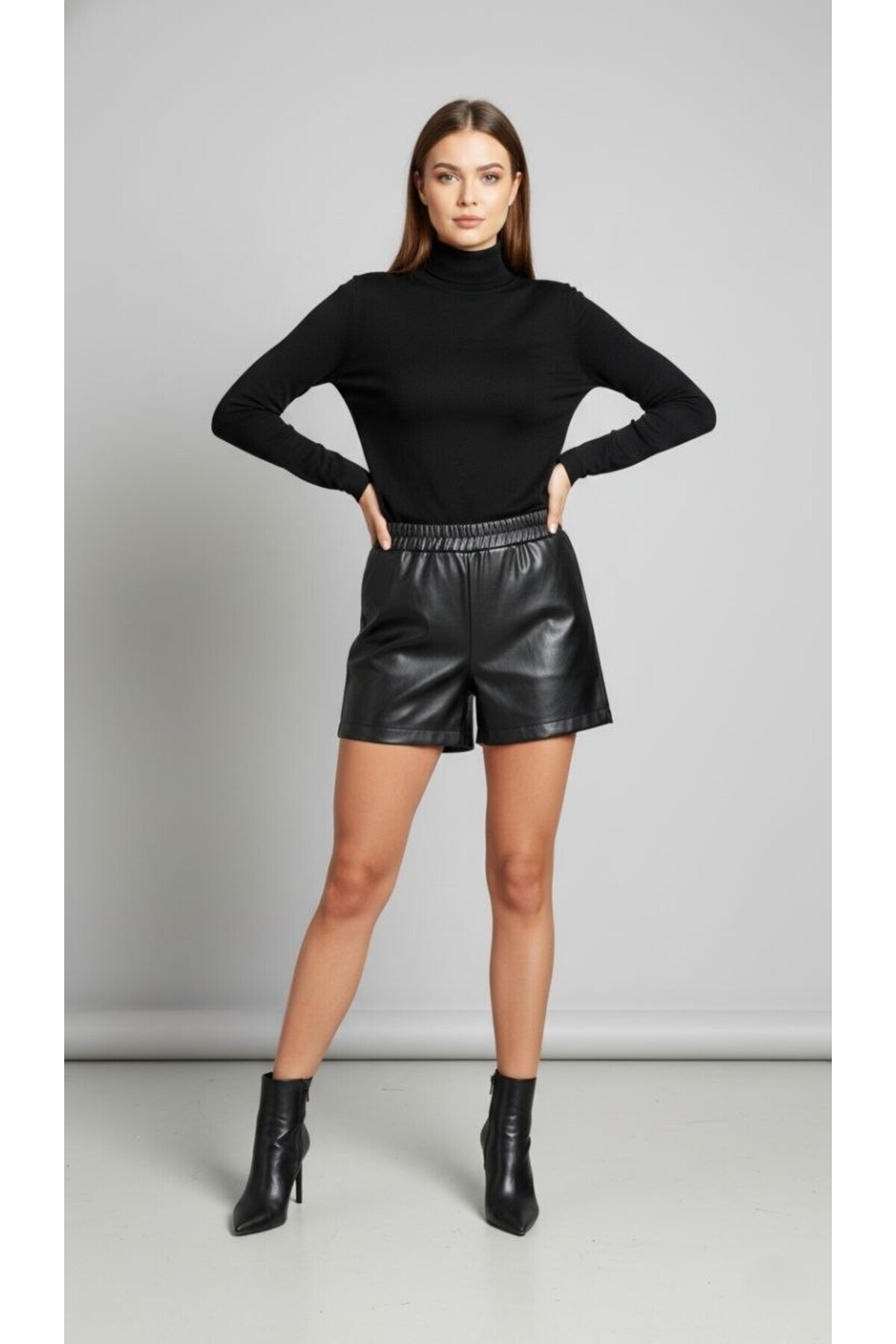 SUHIS Kadın Siyah Suni Deri Şort