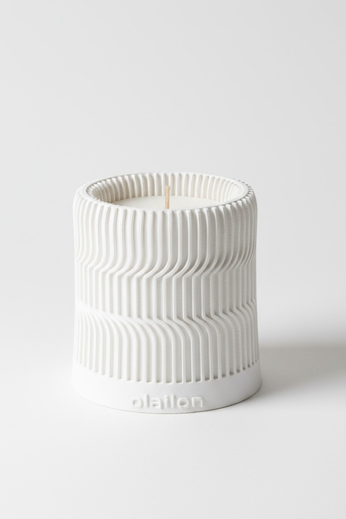 Serrated Woody Scented Decorative Concrete Candle White