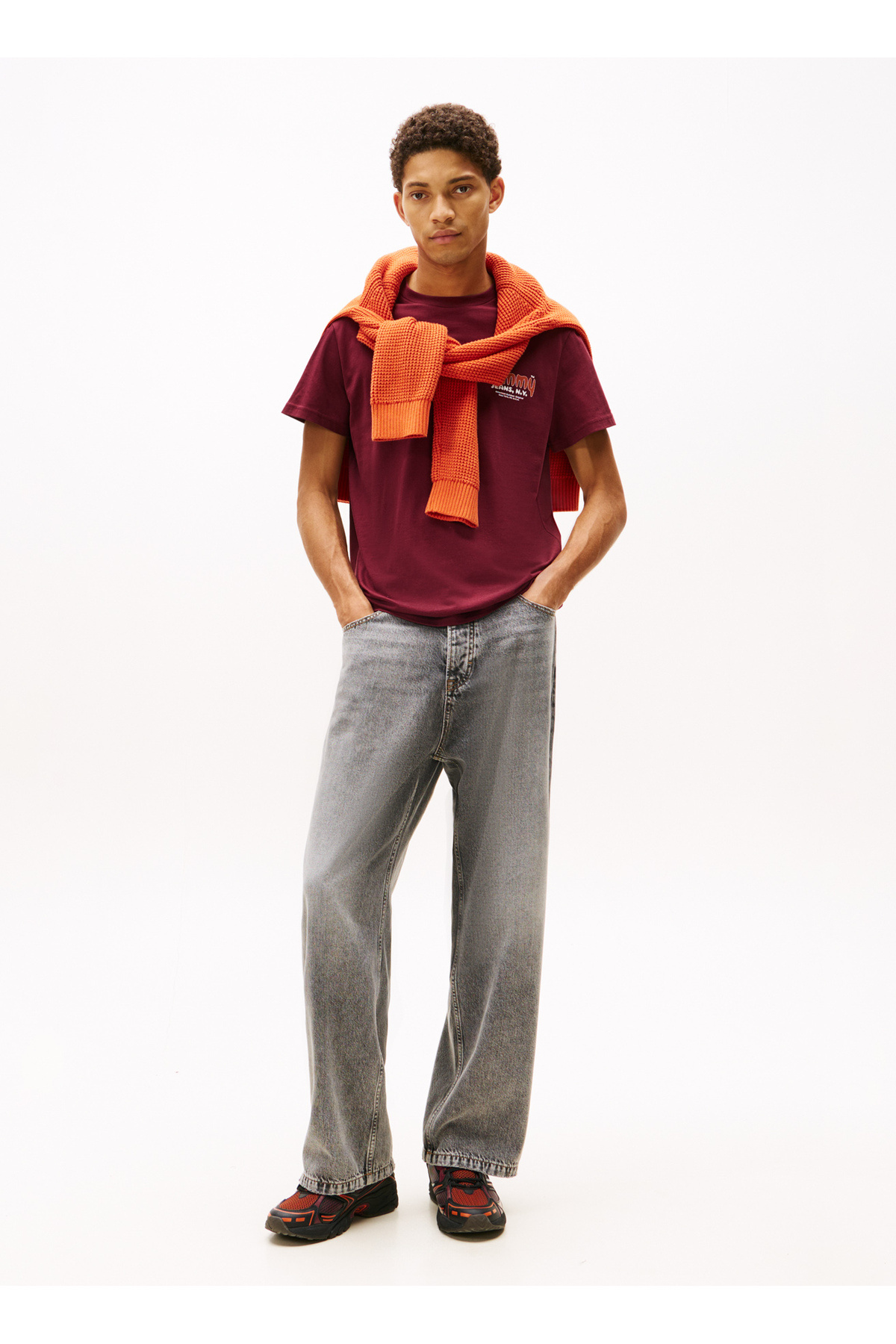 تامی جینز تی شرت مردانه طرح دار یقه گرد زرشکی DM0DM22049XIU TJM SLIM FONT PLAY TE