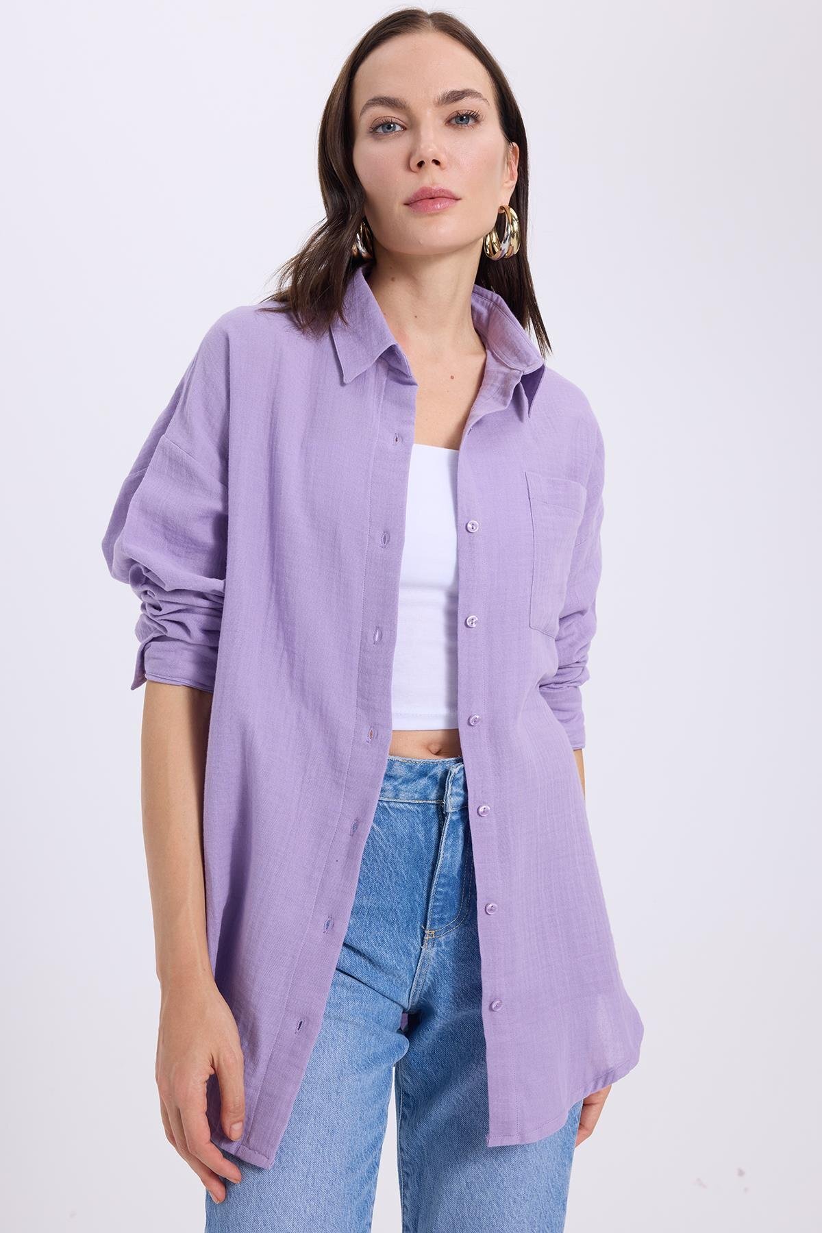 Tudors  Kadın Oversize Geniş Kesim %100 Pamuk Müslin Kumaş Uzun Kollu Cepli Dokulu Açık Mor Gömlek - Görsel 4