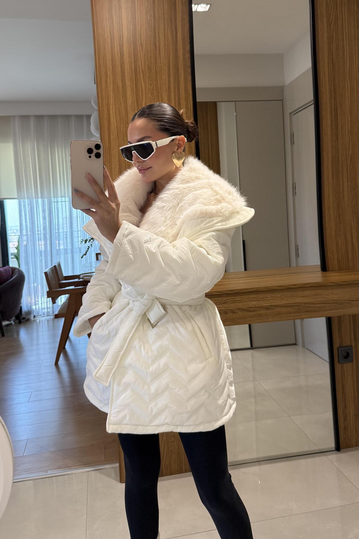 Gizem Ecemiş  Colmar Beyaz Kürklü Kemerli Şişme Mont