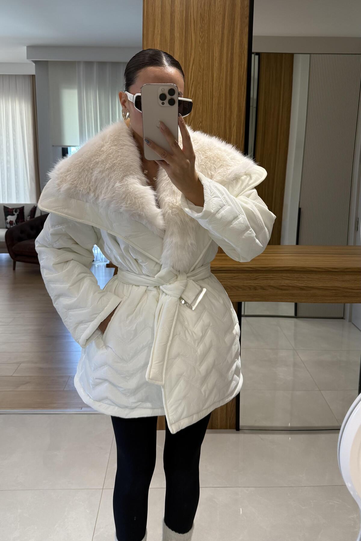 Gizem Ecemiş  Colmar Beyaz Kürklü Kemerli Şişme Mont - Görsel 4