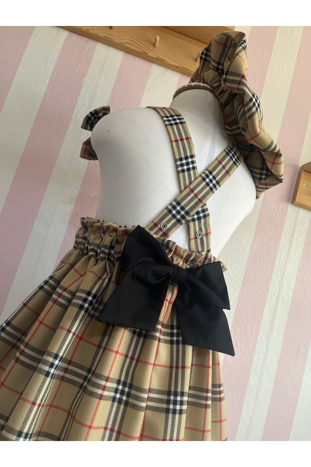 Eylülce Butik Kız Bebek & Kız Çocuk Burbery Salopet Elbise & Ressam Şapkası & Toka Takım (%100 Pamuk Kumaş) fotoğrafı 7 (önizleme)