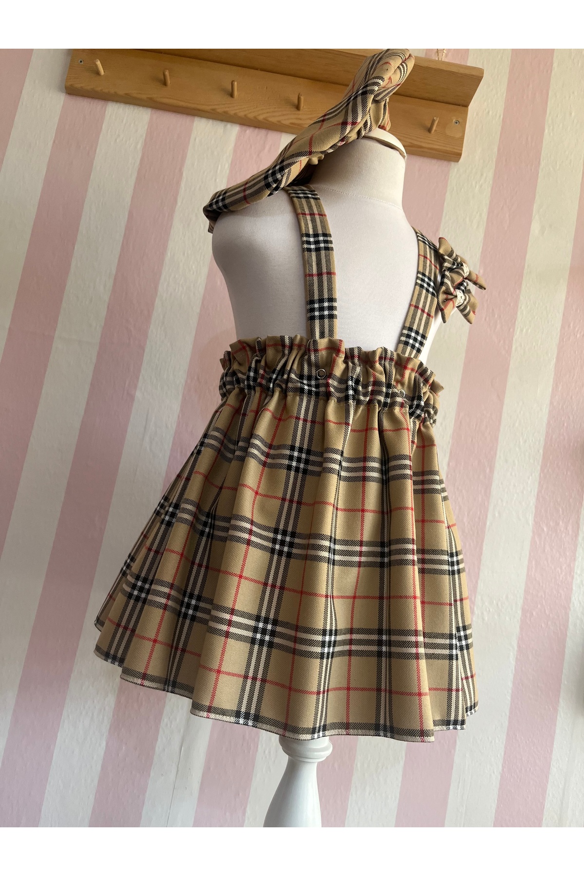 Eylülce Butik Kız Bebek & Kız Çocuk Burbery Salopet Elbise & Ressam Şapkası & Toka Takım (%100 Pamuk Kumaş) fotoğrafı 4 (önizleme)