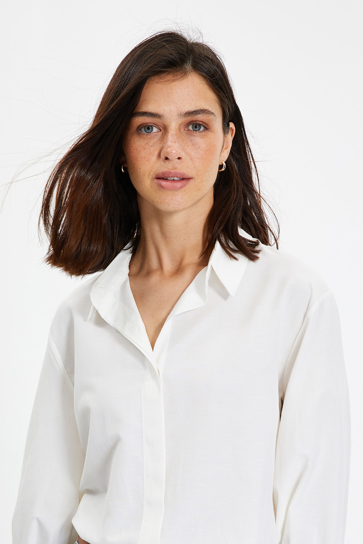 Trendyolmilla  Ekru Düğmeli Pamuklu Geniş Manşet Detaylı Oversize Dokuma Gömlek TWOAW22GO0509 - Görsel 2