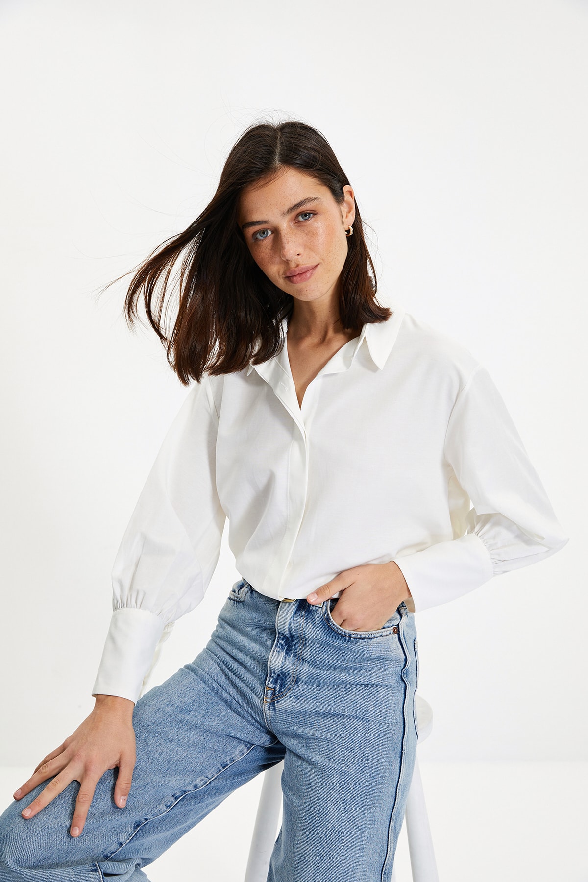 Trendyolmilla  Ekru Düğmeli Pamuklu Geniş Manşet Detaylı Oversize Dokuma Gömlek TWOAW22GO0509 - Görsel 3