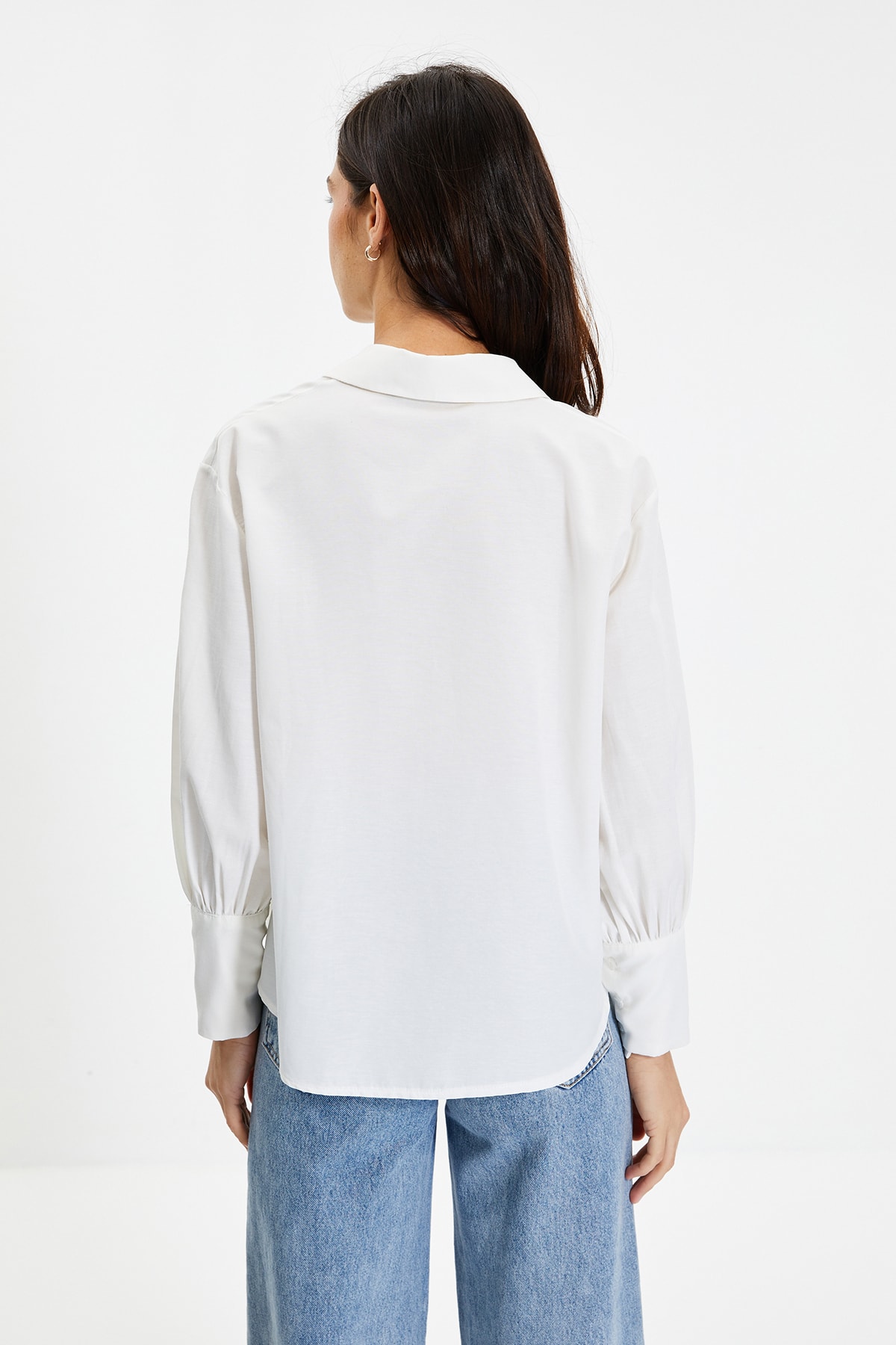 Trendyolmilla  Ekru Düğmeli Pamuklu Geniş Manşet Detaylı Oversize Dokuma Gömlek TWOAW22GO0509 - Görsel 5