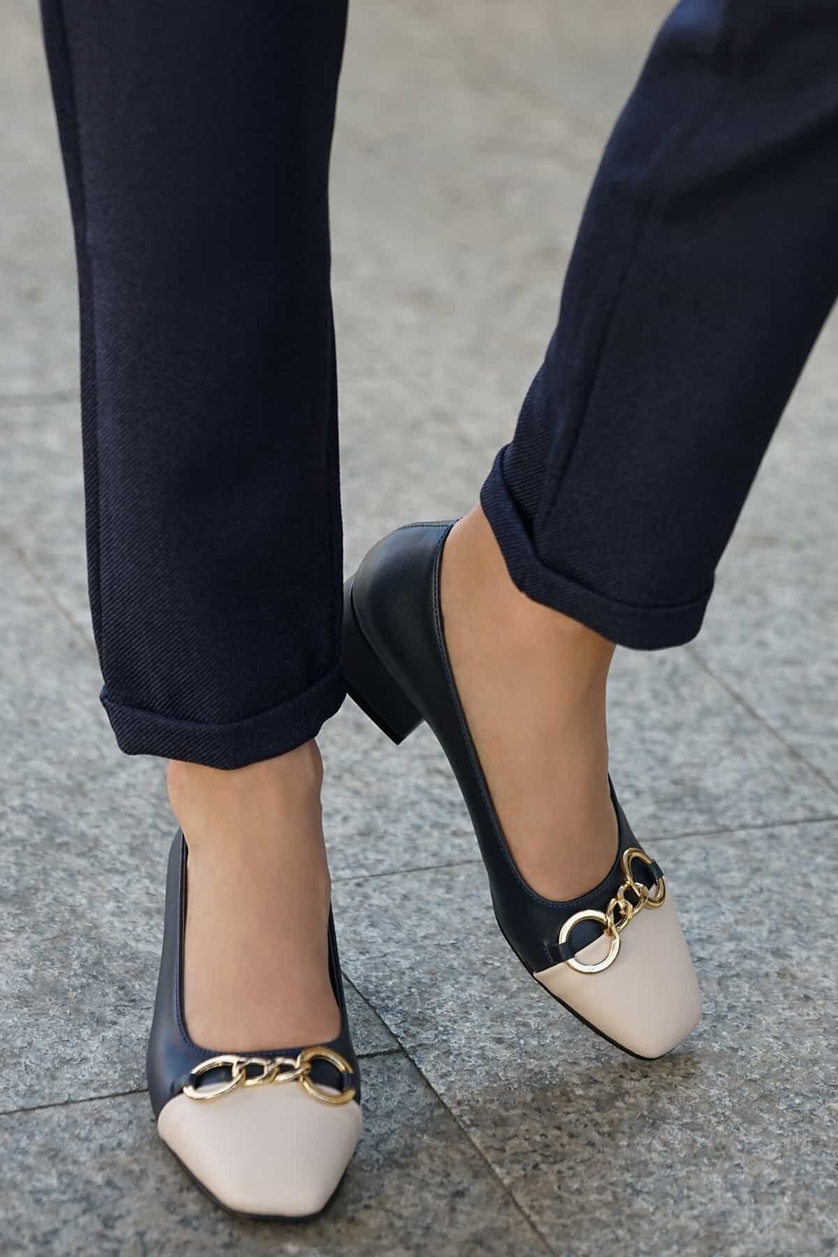 Mio Gusto Lacivert Deri Zincir Aksesuarlı Kadın Kısa Topuklu Ayakkabı