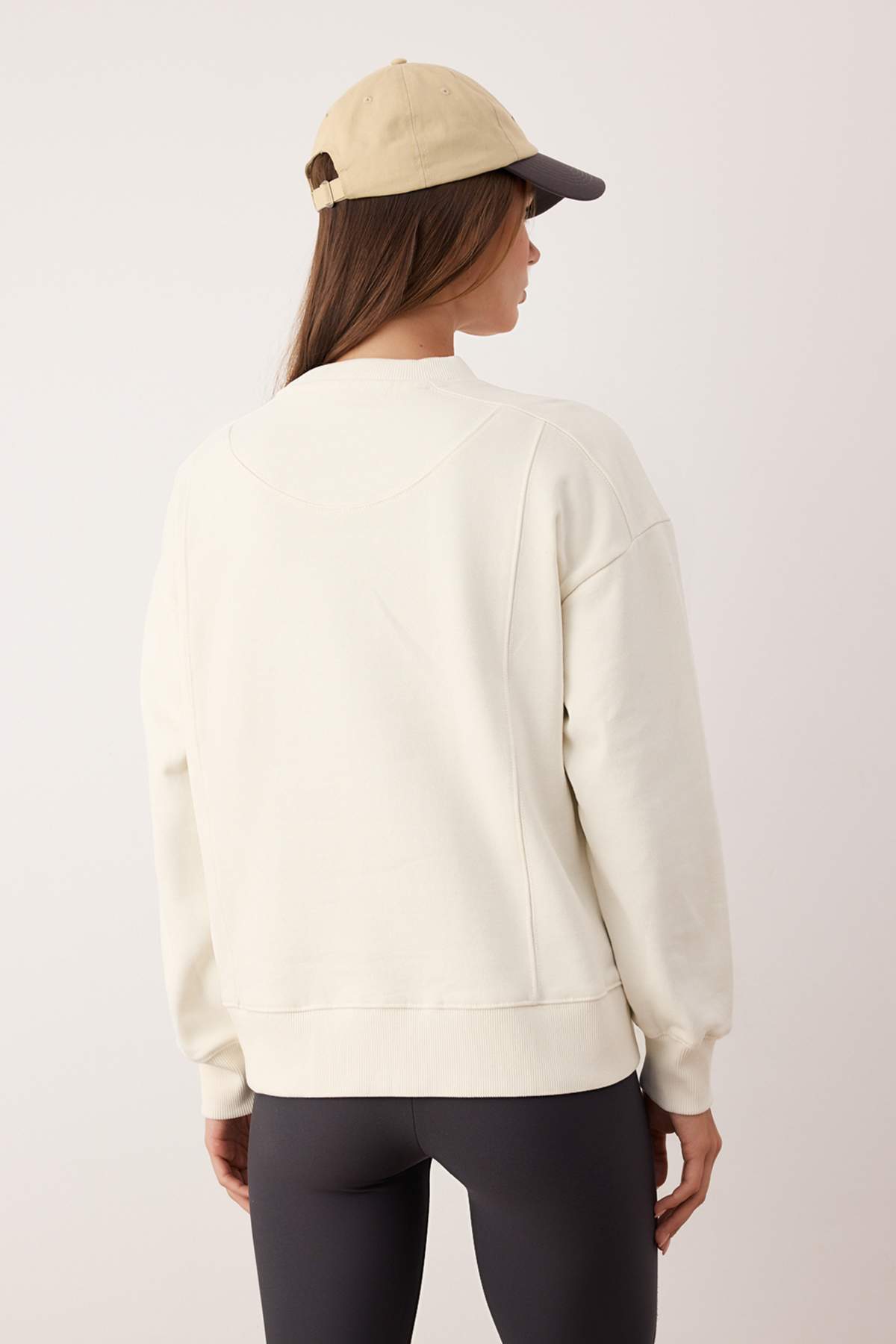 Trendyolmilla  Ekru Oversize/Geniş Kalıp Dikiş Detayı Kalın İçi Polarlı Örme Sweatshirt TWOAW26SW00204 - Görsel 4