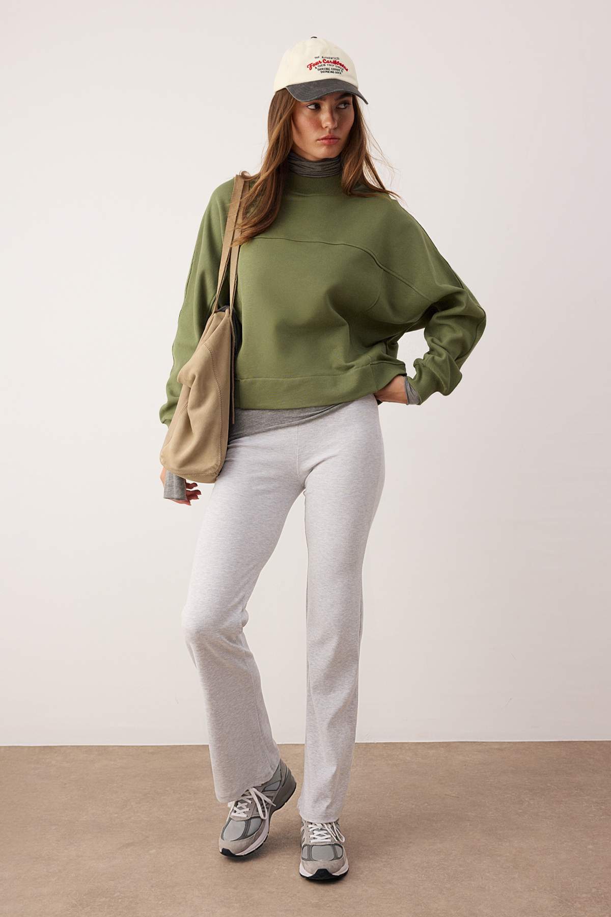 Trendyolmilla  Haki Oversize/Geniş Kalıp Dik Yaka Kalın İçi Polarlı Örme Sweatshirt TWOAW26SW00205 - Görsel 2