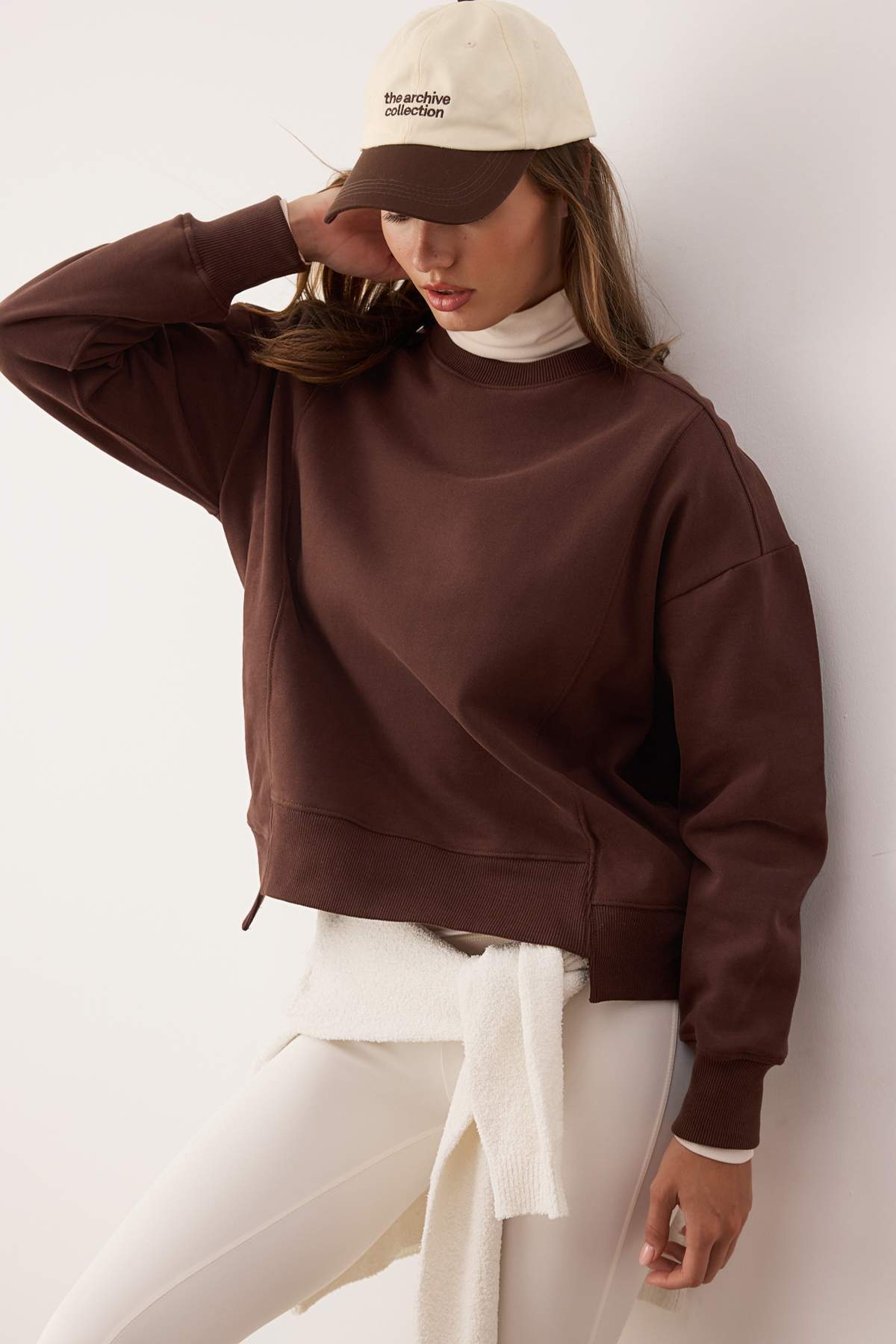 Trendyolmilla  Koyu Kahverengi Oversize Kalıp Dikiş Detaylı İçi Polarlı Örme Sweatshirt TWOAW26SW00204 - Görsel 2