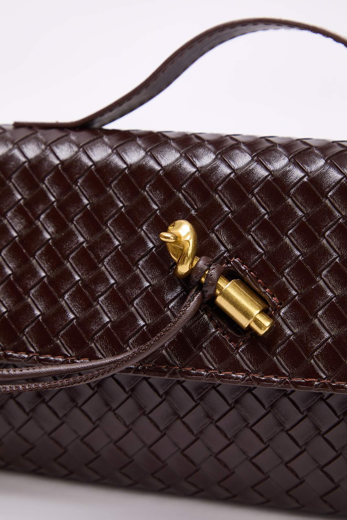 حقيبة كتف نسائية صغيرة الحجم باللون البني TAKAW26O...