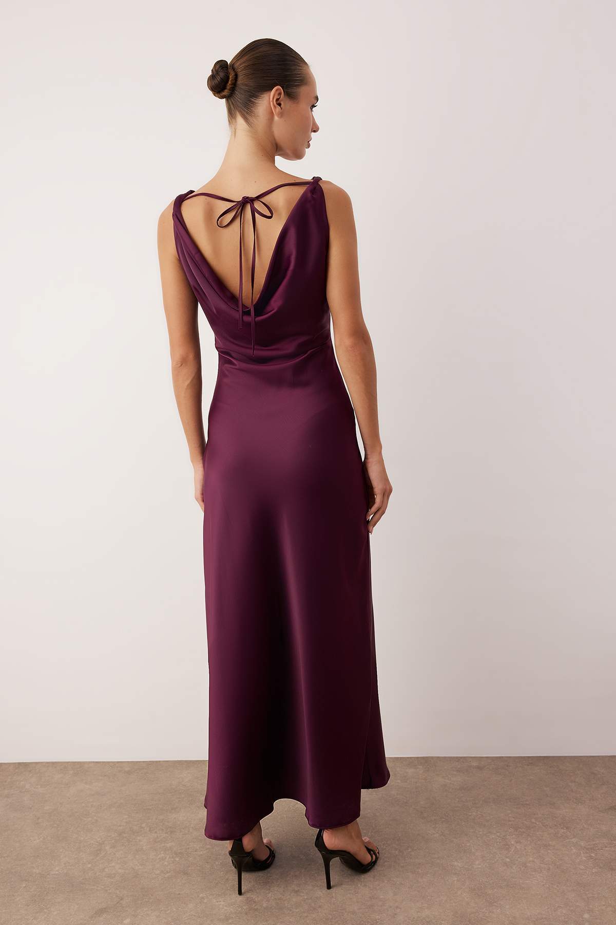 Trendyolmilla  Mor A-Kesim Degaje Yaka Saten Maxi Şık Elbisesi TPRSS25EL00318 - Görsel 4