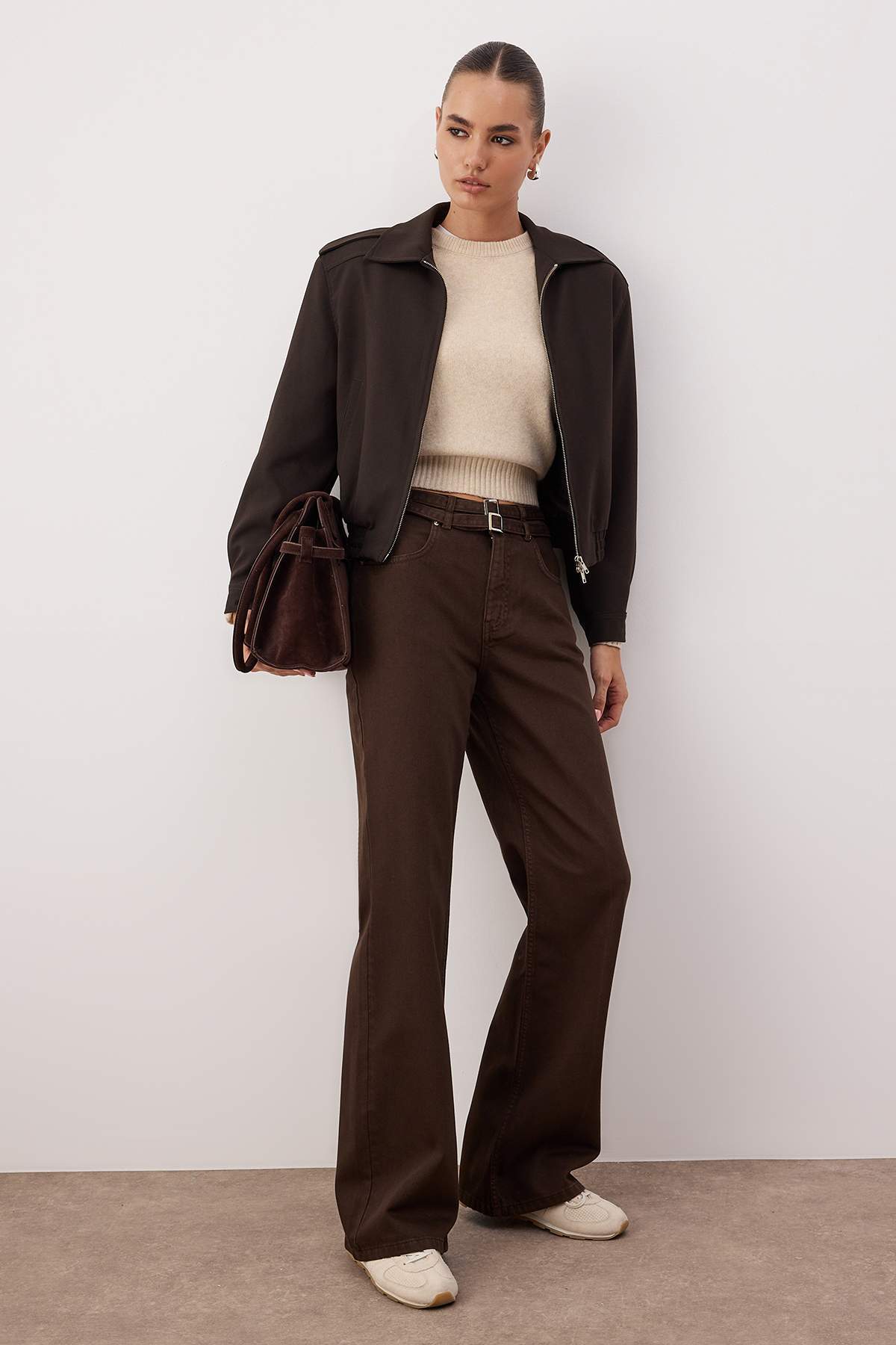 Trendyol Collection Brązowe jeansy z wysokim stanem i szerokimi nogawkami TWO...