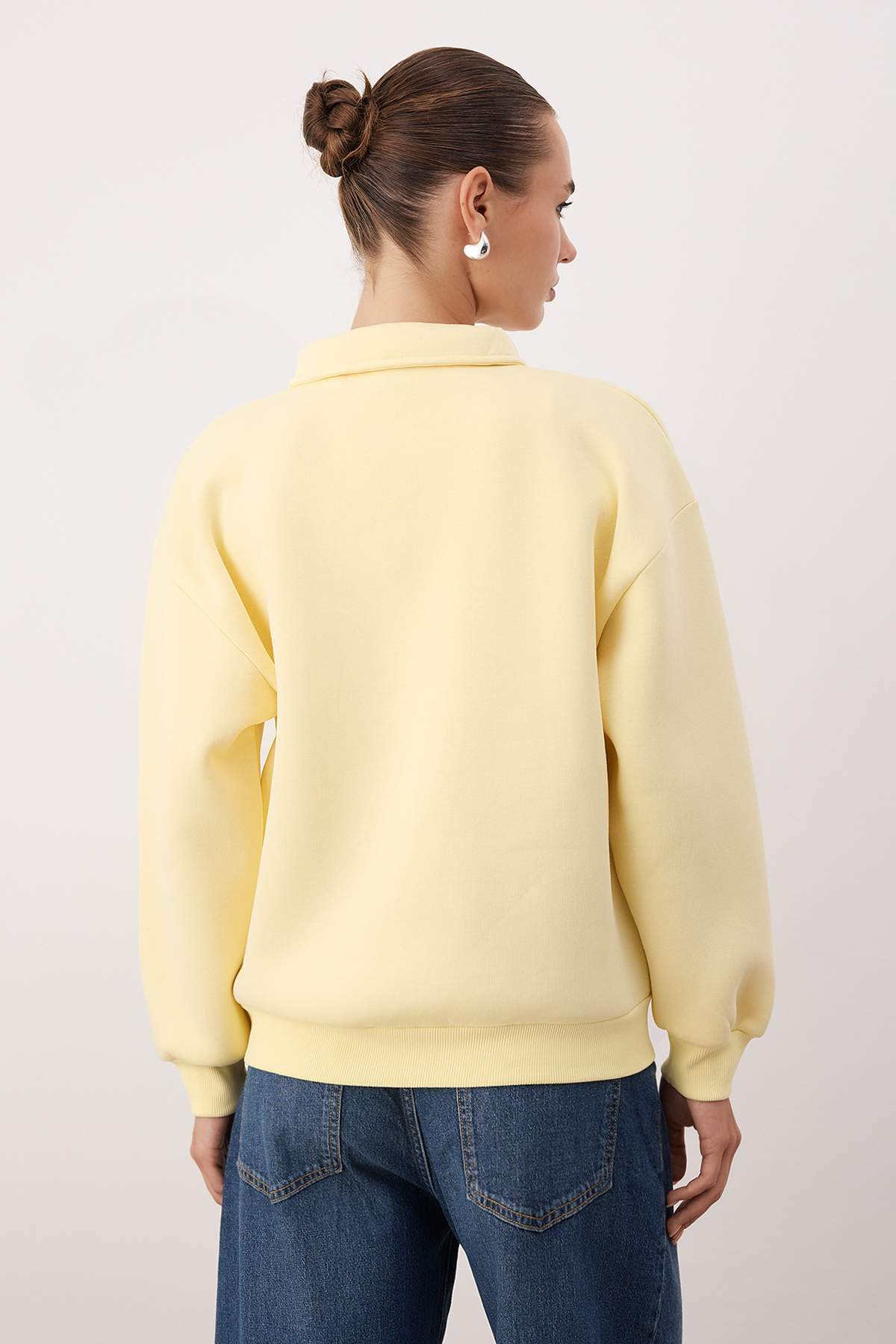 Trendyolmilla  Sarı Gömlek Yaka Nakışlı Regular Fit Kalın İçi Polarlı Örme Sweatshirt TWOAW24SW00182 - Görsel 4