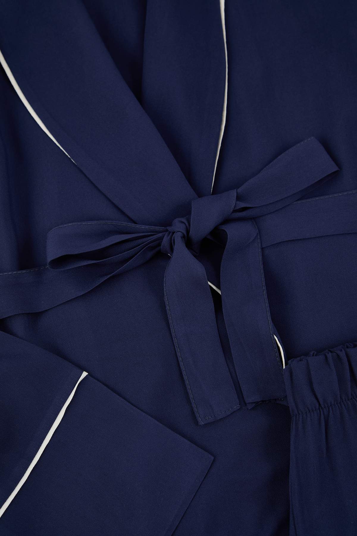 Trendyolmilla  Lacivert Kuşaklı Biye Detaylı Kruvaze Viskon Dokuma Pijama Takımı THMAW22PT1109 - Görsel 7