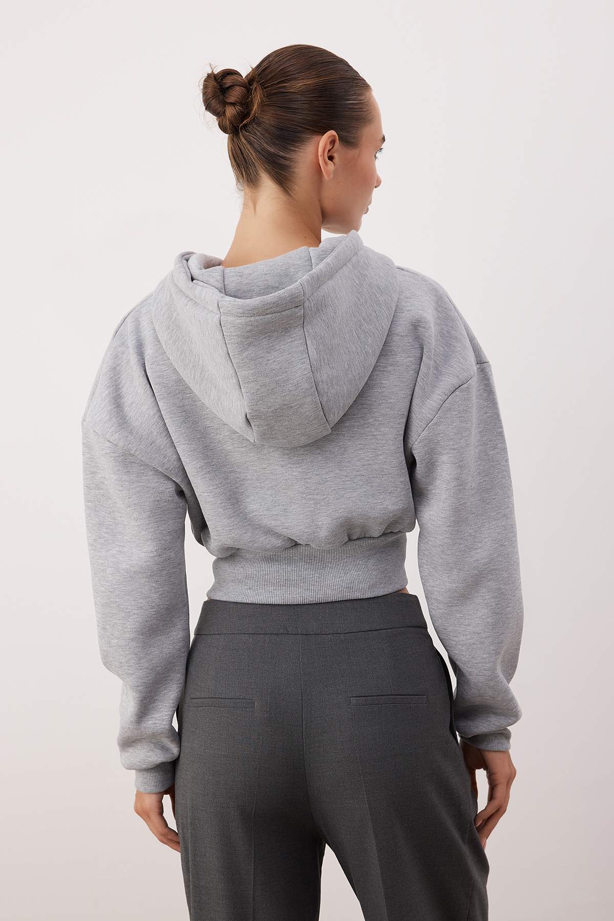 Trendyolmilla  Gri Melanj Crop Oversize Örme Sweatshirt TWOAW25SW00302 - Görsel 4