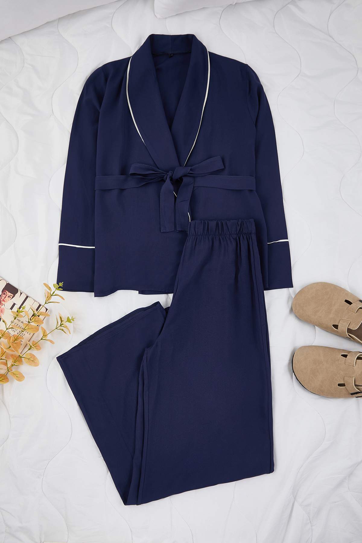 Trendyolmilla  Lacivert Kuşaklı Biye Detaylı Kruvaze Viskon Dokuma Pijama Takımı THMAW22PT1109 - Görsel 5