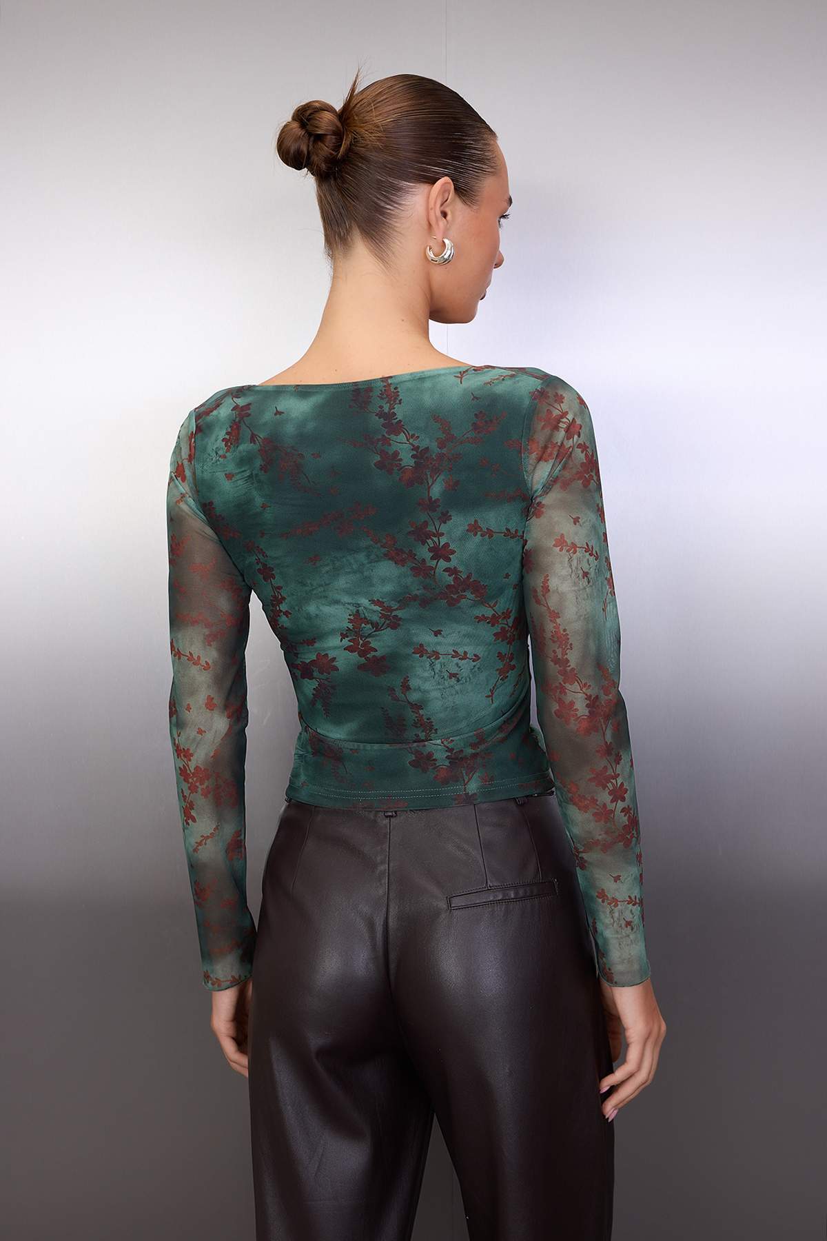 Trendyolmilla  Haki Soyut Çiçekli Anvelop Fitted/Vücuda Oturan Tül Örme Bluz TWOAW26BZ00226 - Görsel 4