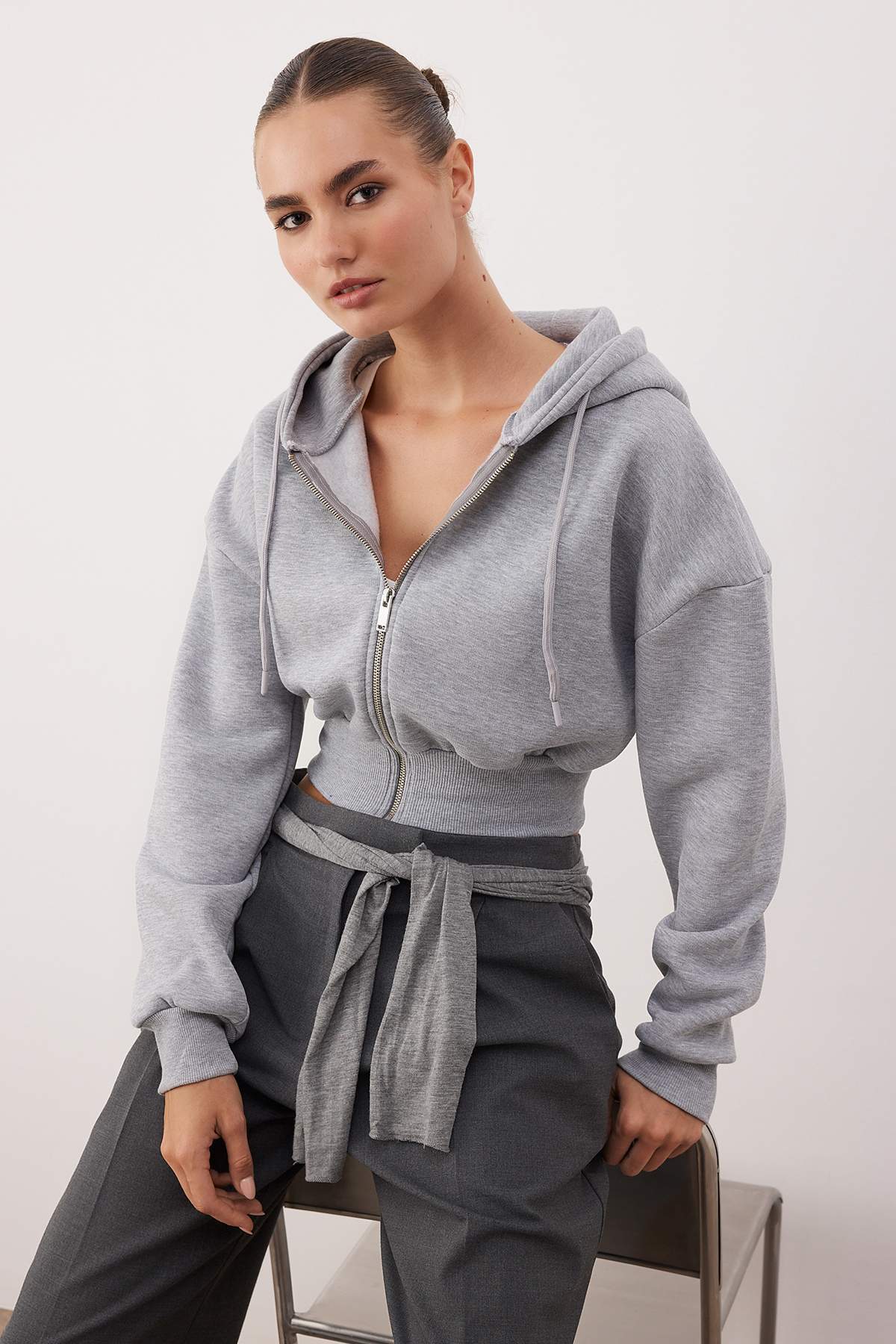 Trendyolmilla  Gri Melanj Crop Oversize Örme Sweatshirt TWOAW25SW00302 - Görsel 2