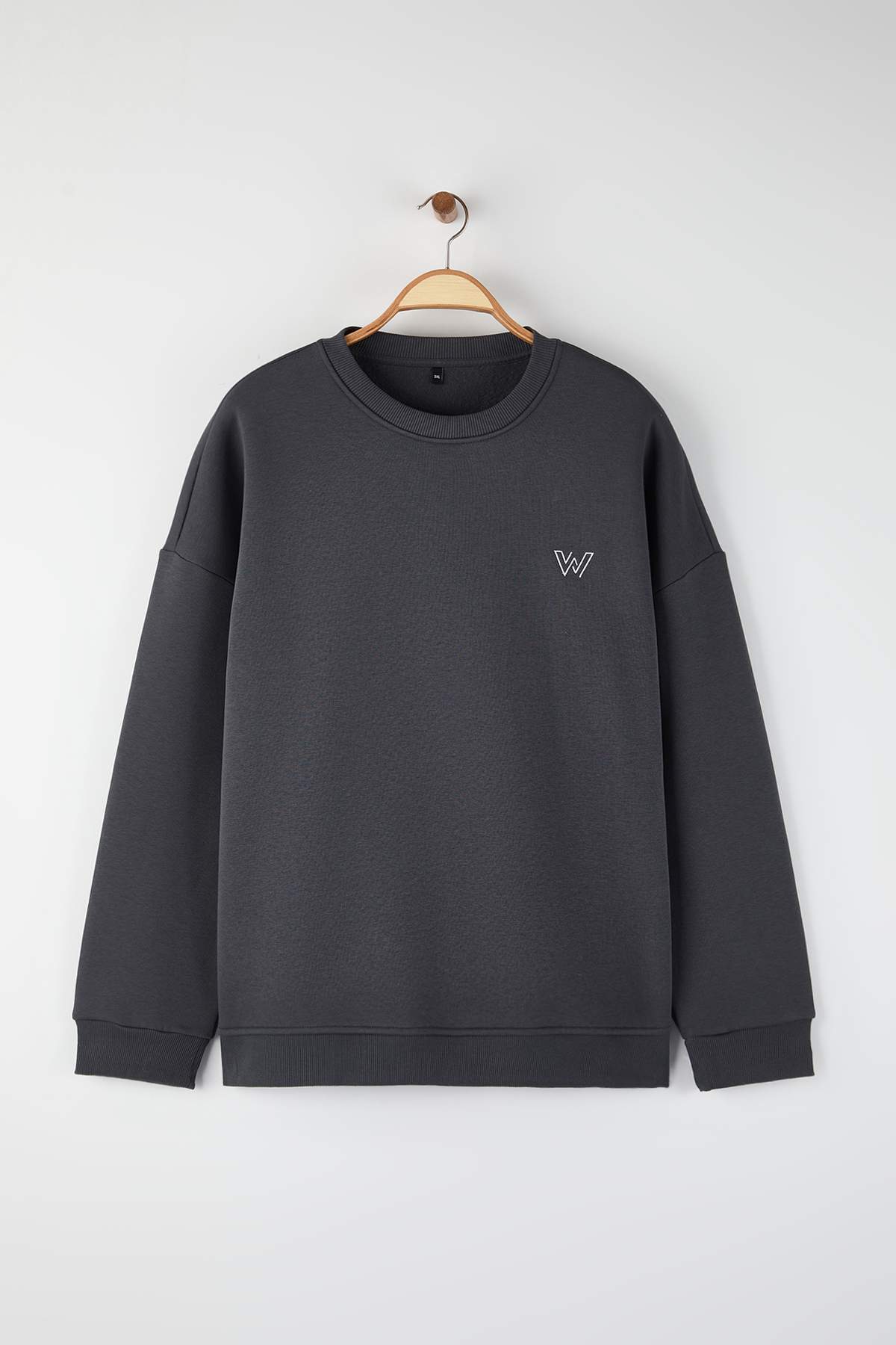 Trendyolmilla Man Antrasit Büyük Beden Oversize/Geniş Kesim Nakışlı İçi Polar/Sıcak Tutan Sweatshirt TMNAW24AO00025