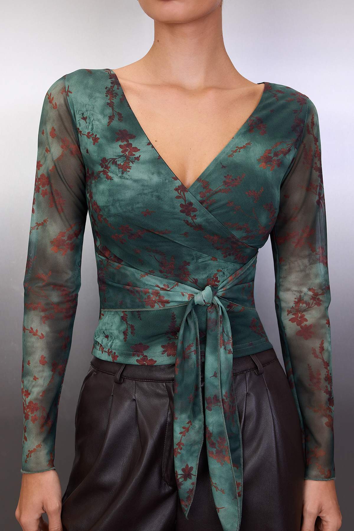 Trendyolmilla  Haki Soyut Çiçekli Anvelop Fitted/Vücuda Oturan Tül Örme Bluz TWOAW26BZ00226 - Görsel 3