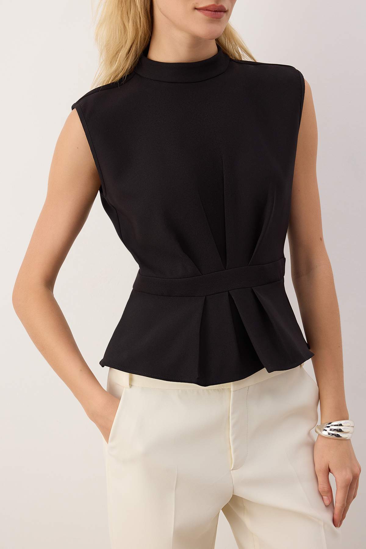 Trendyolmilla  Siyah Bisiklet Yaka Kolsuz Dokuma Bluz TWOAW23BZ00559 - Görsel 3