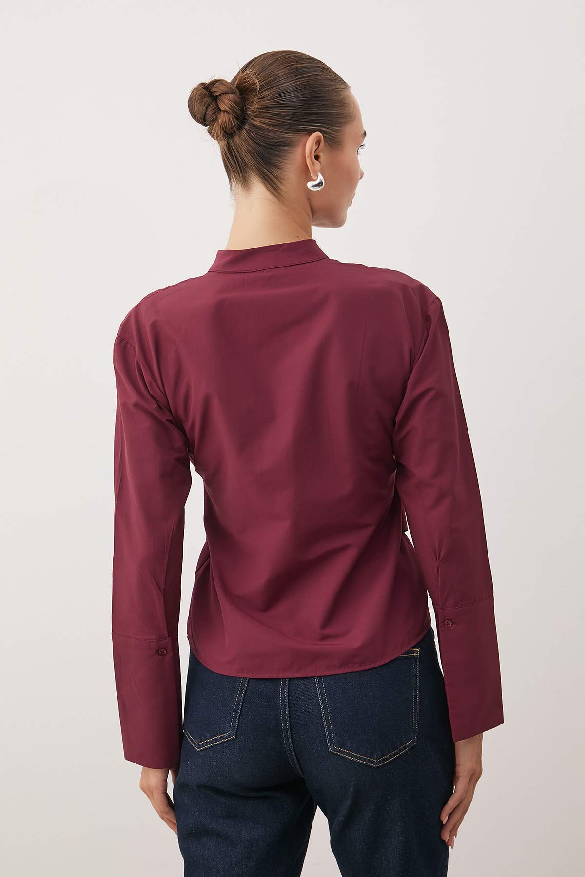 Trendyol Collection Verstellbares Hemd mit burgunderrotem Gürtel und Druckknöpfen vorne TWOAW26GO00067