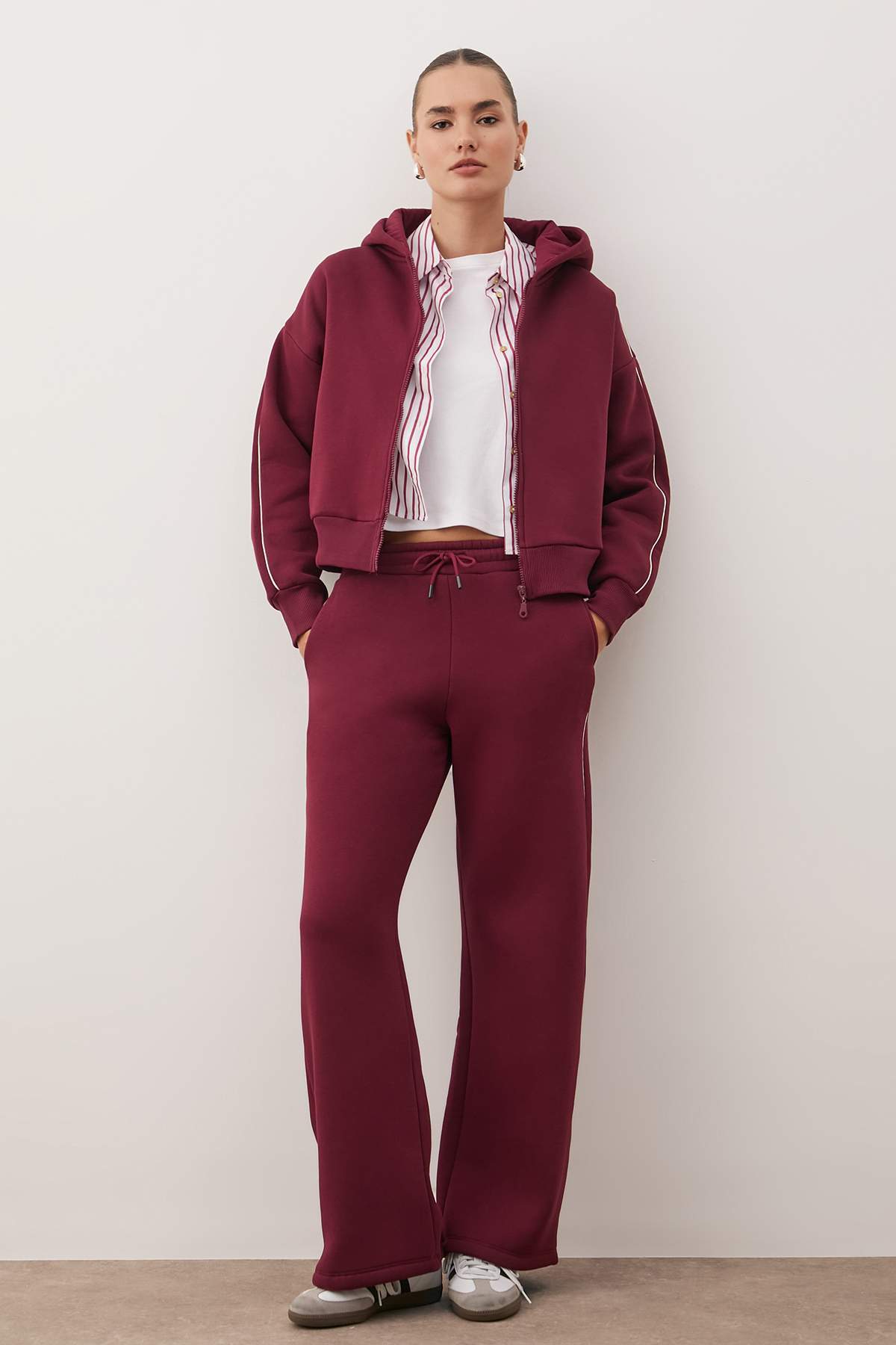 Trendyol Collection Vínově červená tlustá pletená tepláková souprava s kapucí...