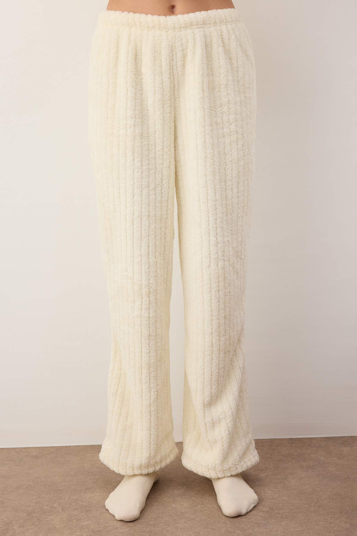 Trendyolmilla  Ekru Düğmeli Cepli Çiçek Nakışlı Wellsoft Örme Pijama Takımı THMAW26PT00180 - Görsel 3