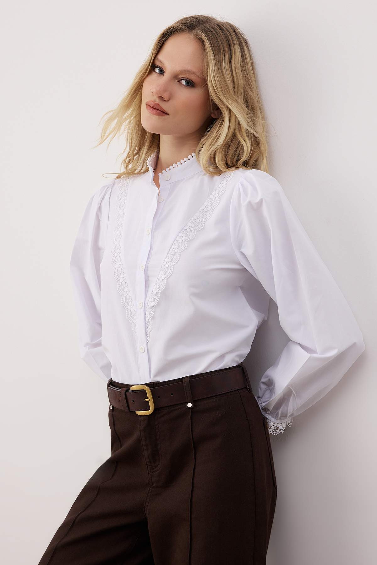 Trendyolmilla  Beyaz Boho Dantel Detaylı Pamuklu Oversize Dokuma Gömlek TWOAW21GO0077 - Görsel 2