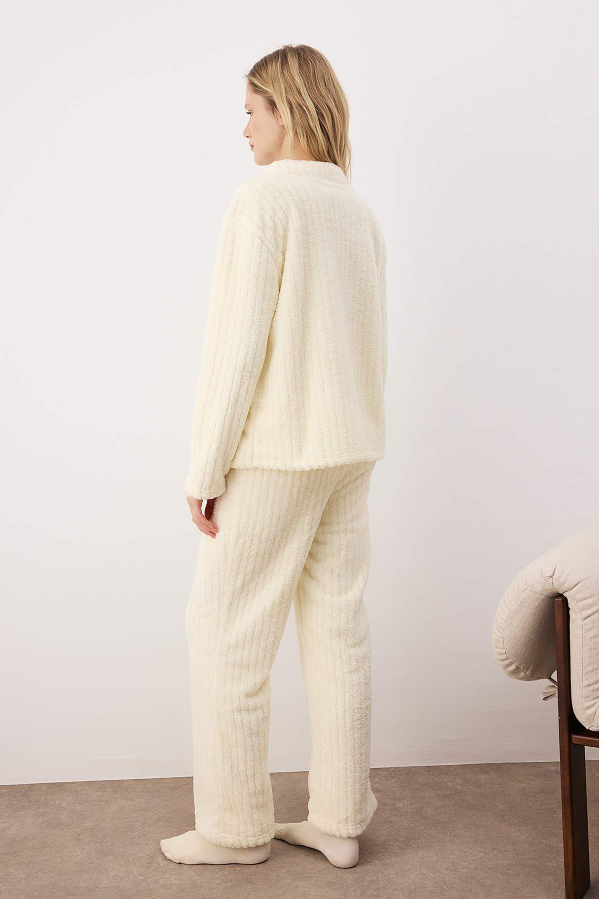 Trendyolmilla  Ekru Düğmeli Cepli Çiçek Nakışlı Wellsoft Örme Pijama Takımı THMAW26PT00180 - Görsel 4