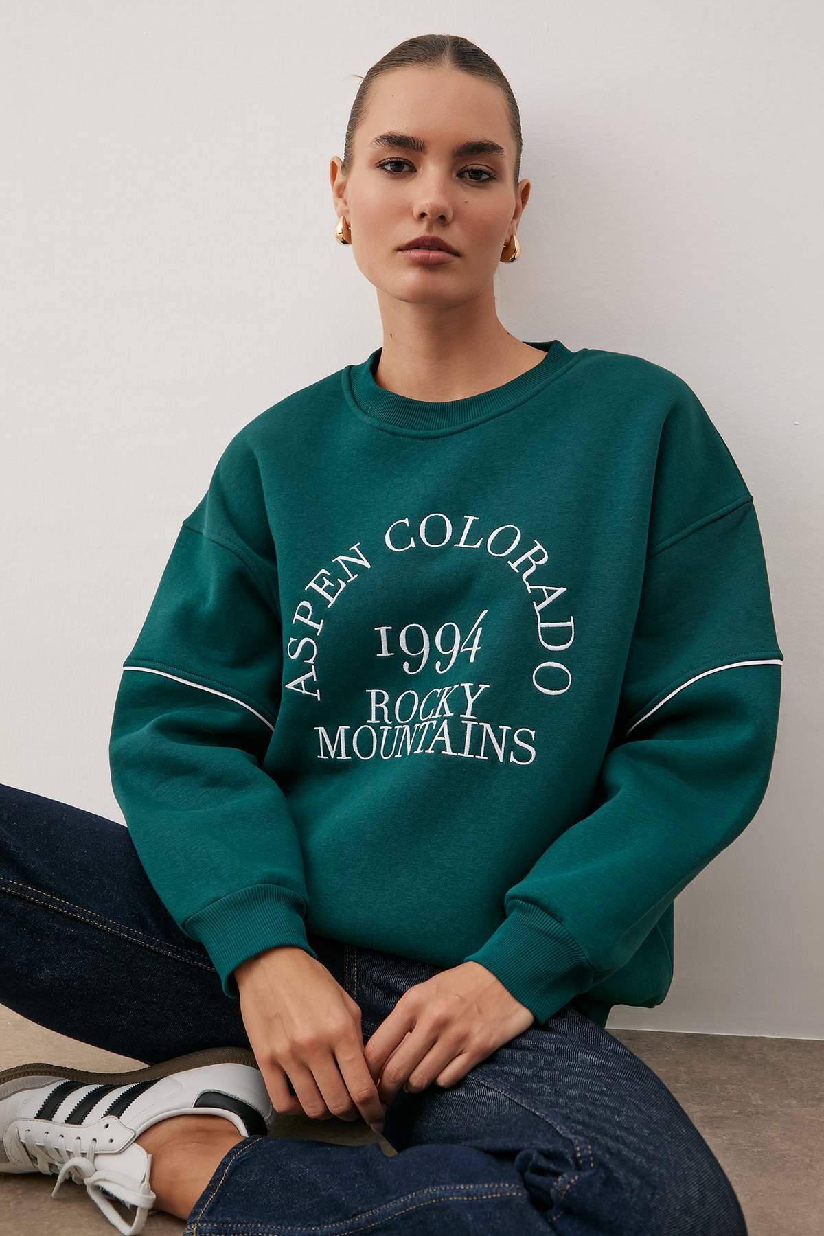 Trendyolmilla  Zümrüt Yeşili Kalın İçi Polarlı Slogan Nakışlı Oversize Bisiklet Yaka Örme Sweatshirt TWOAW26SW00078 - Görsel 2