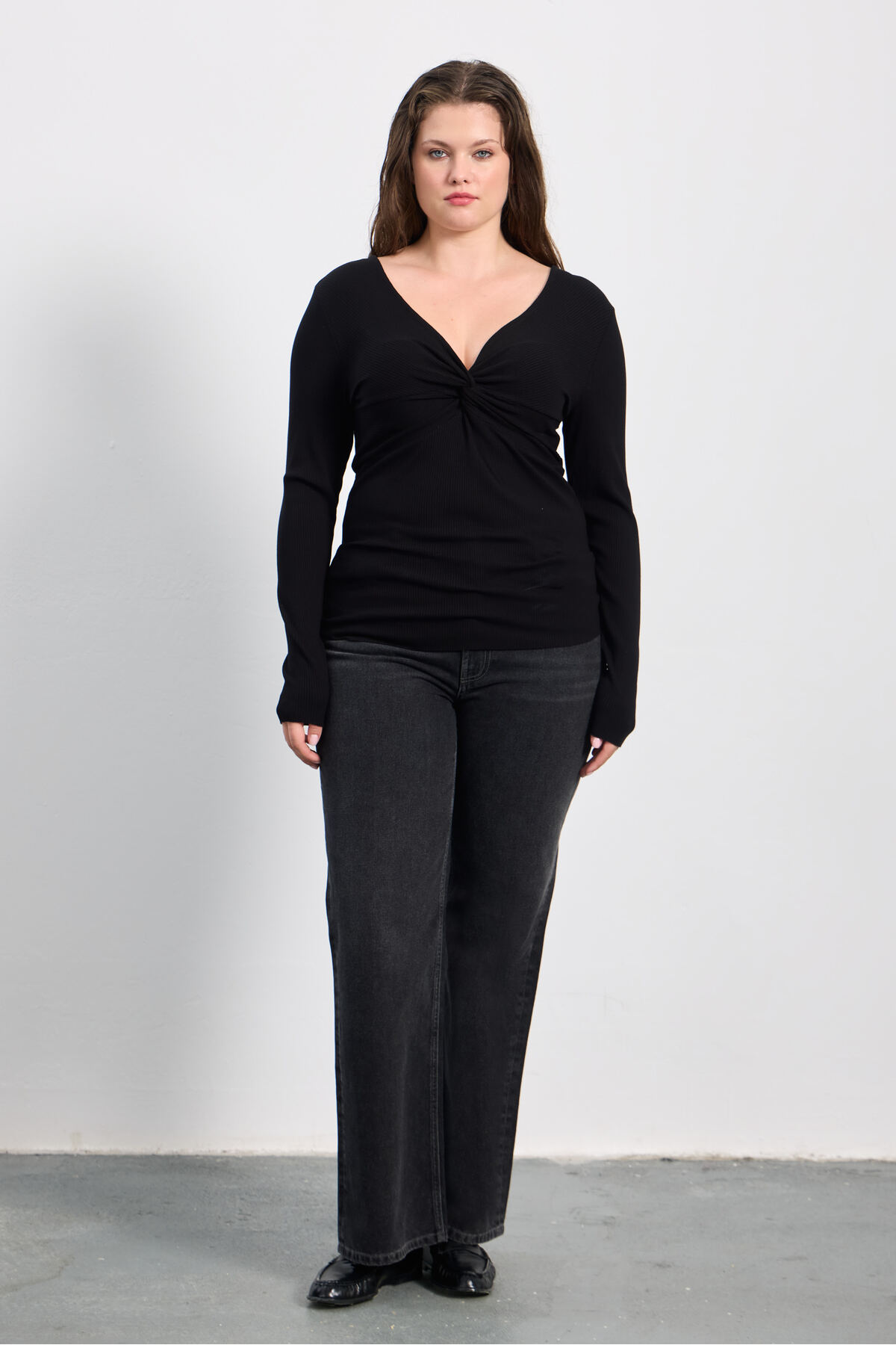 LUOKK  INES V Yaka Düğüm Detaylı Uzun Kollu Büyük Beden Bluz Siyah - Görsel 3