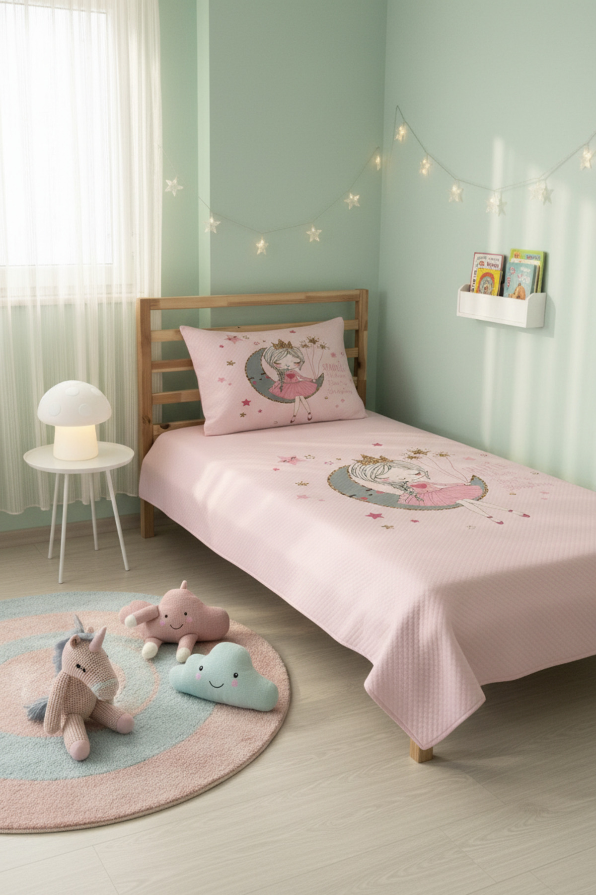 Evmila Ayda Oturan Kız Desenli Bebek Ve Çocuk Baskılı Tek Kişilik Pike Takımı 160x230 Pembe fotoğrafı 2 (önizleme)