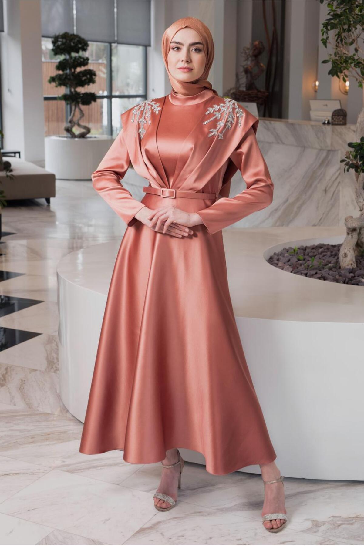 آلوینا لباس شب ساتن با کمربند و سنگ دوزی شده، جزئیات ۵۰۳۰۳