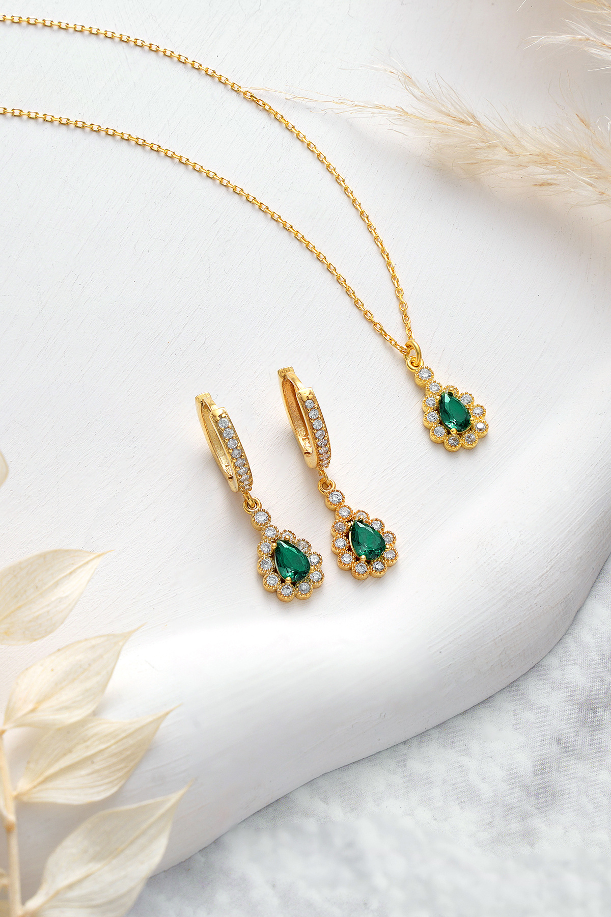 ESSARE 925 Ayar Gümüş Gold Kaplama Zümrüt Taşlı Kolye ve Küpe Seti