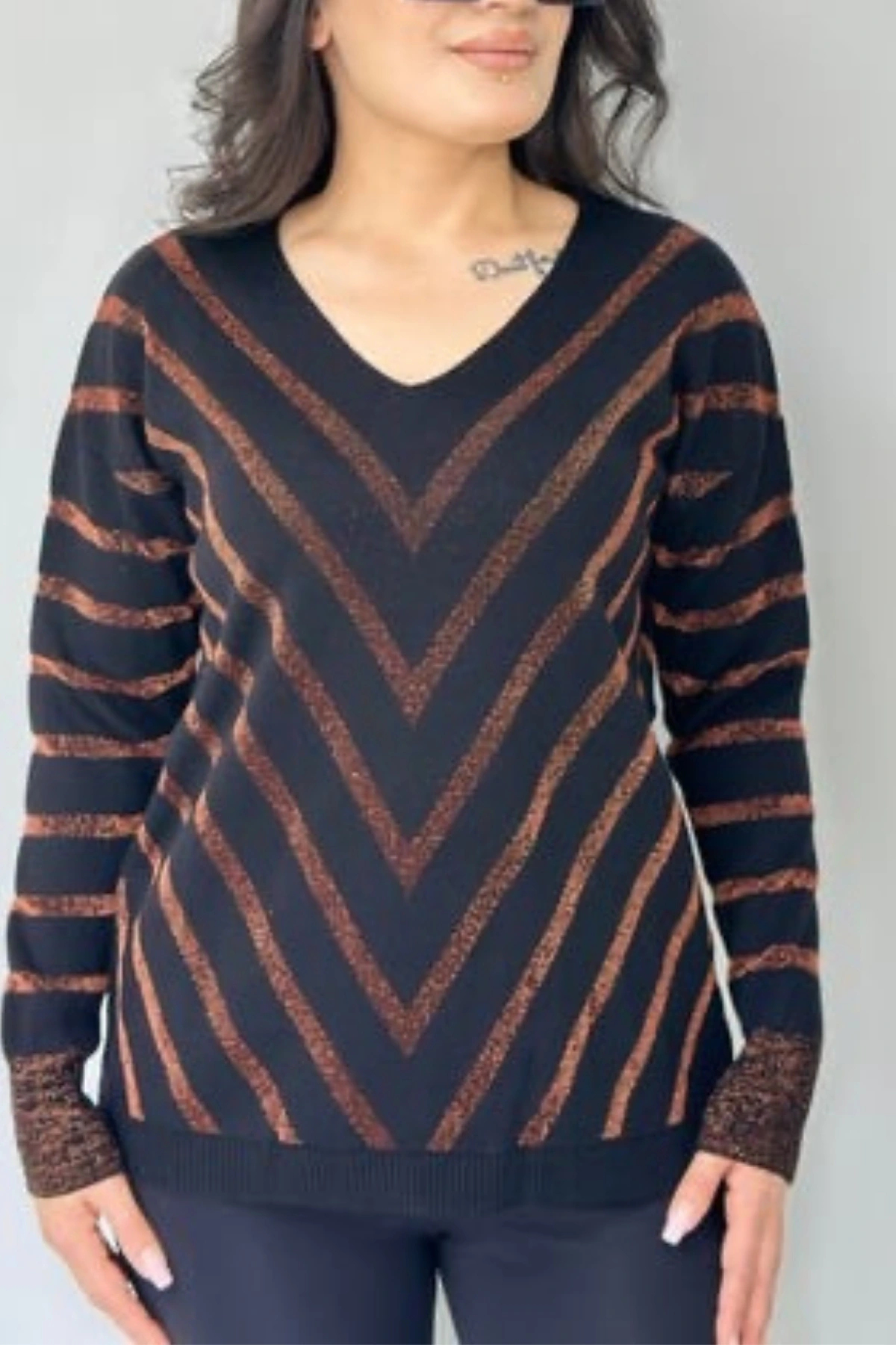 Bİ.GİYSEN  Kadın Kahve V Yaka Verev Sim Çizgili Likralı İnce Tiriko Yumuşak Dokulu Kazak - Görsel 3