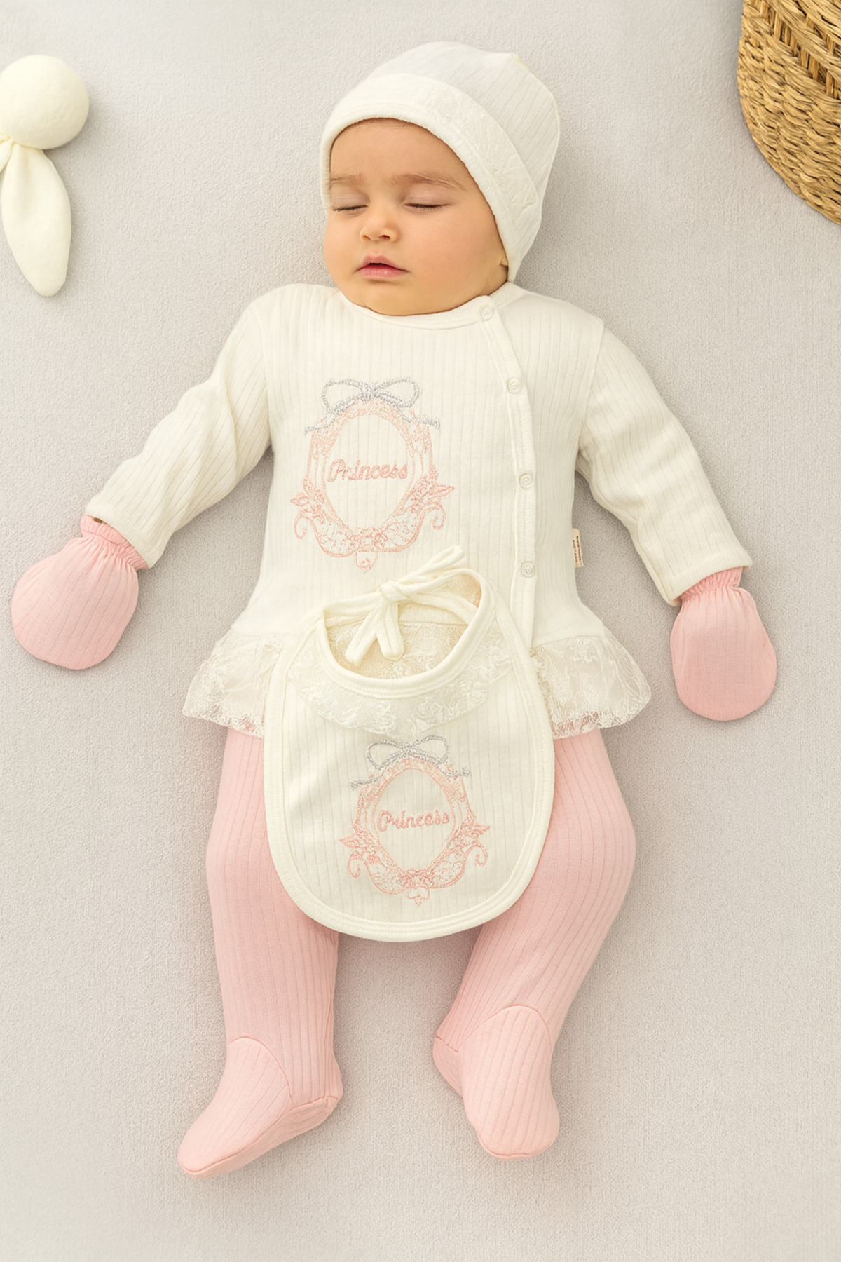 Arı Bebe Kız Bebek Yenidoğan Dantel detaylı şapka ve önlüklü şık hastane çıkışı fotoğrafı 2 (önizleme)