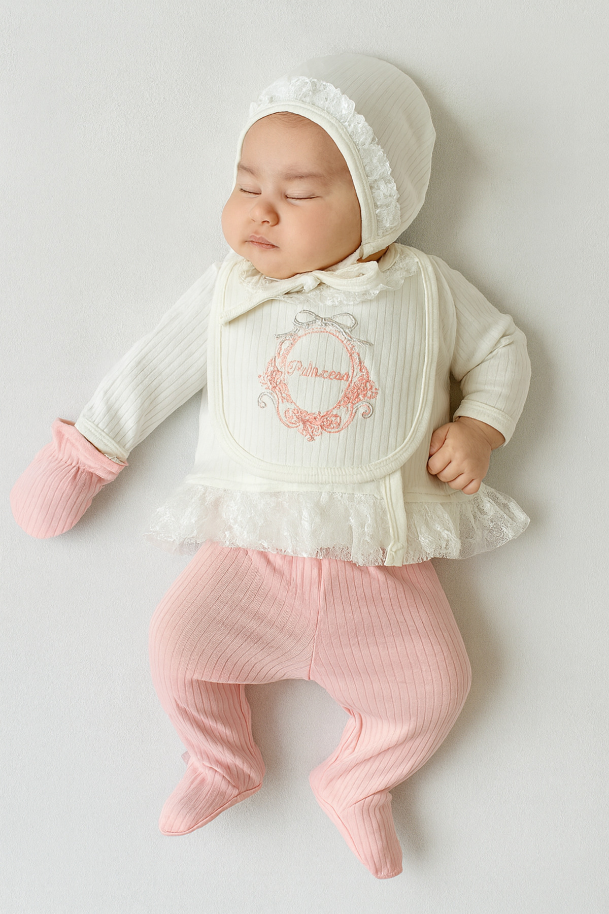 Arı Bebe Kız Bebek Yenidoğan Dantel detaylı şapka ve önlüklü şık hastane çıkışı fotoğrafı 3 (önizleme)