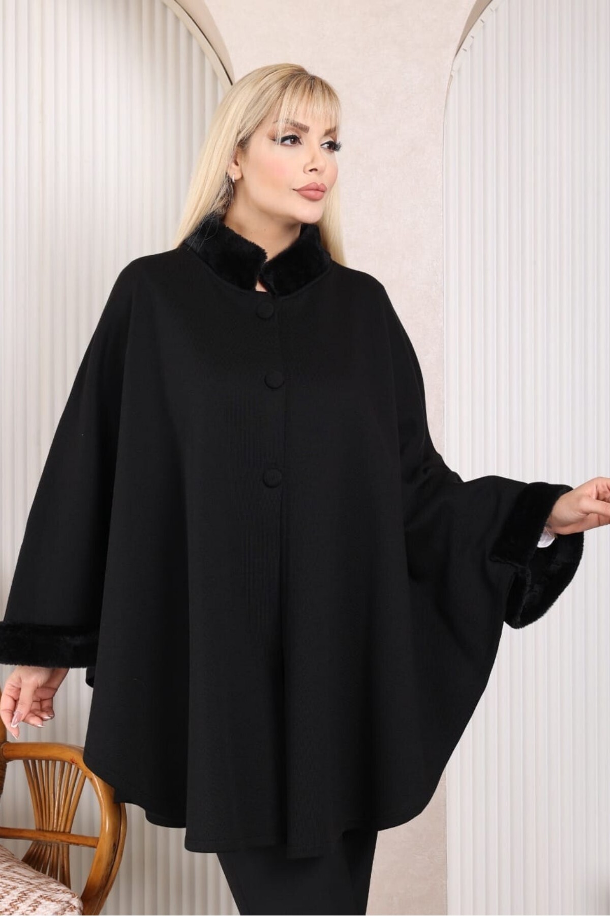 sinemisxxl kolu ve yakası kürklü çelik kumaş büyük beden düğmeli panço kaban