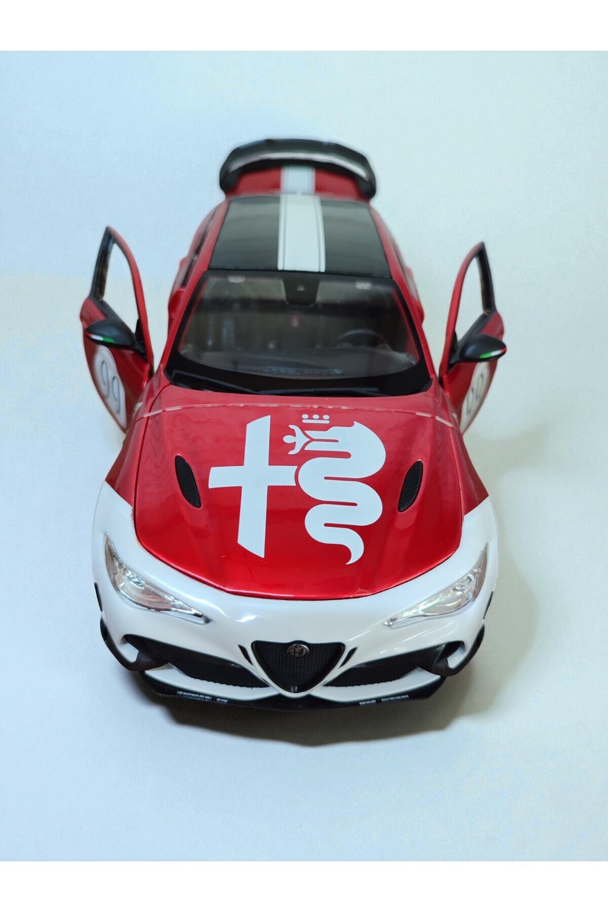 Burago KOLEKSİYONLUK ALFA ROMEO GİULİA GTA 99 1:18 ÖLÇEK DIE CAST