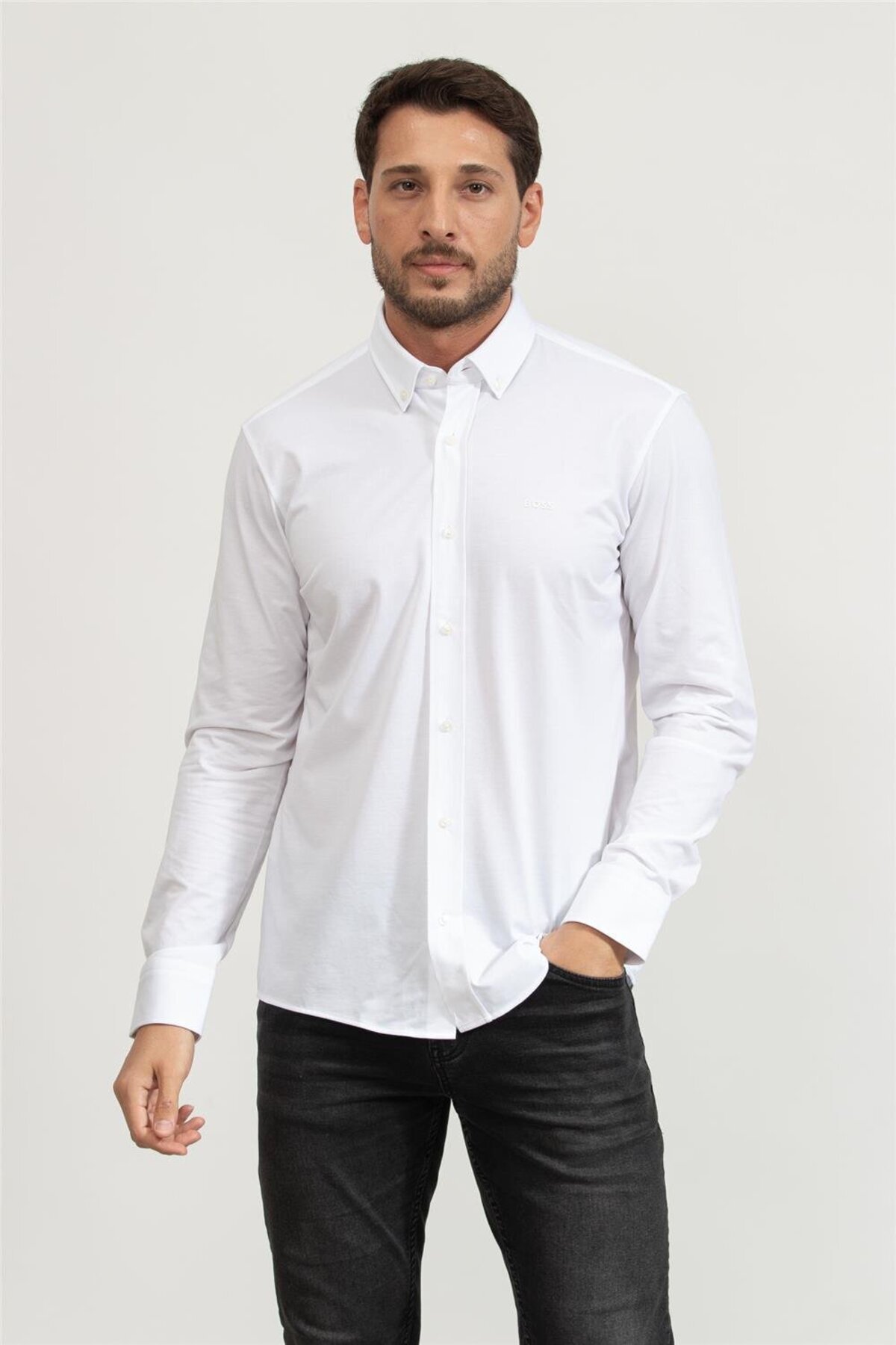 باس پیراهن مردانه آستین بلند آبی یقه دکمه‌دار با لوگوی برند، کد ۵۰۴۶۹۳۷۸-۱۰۰