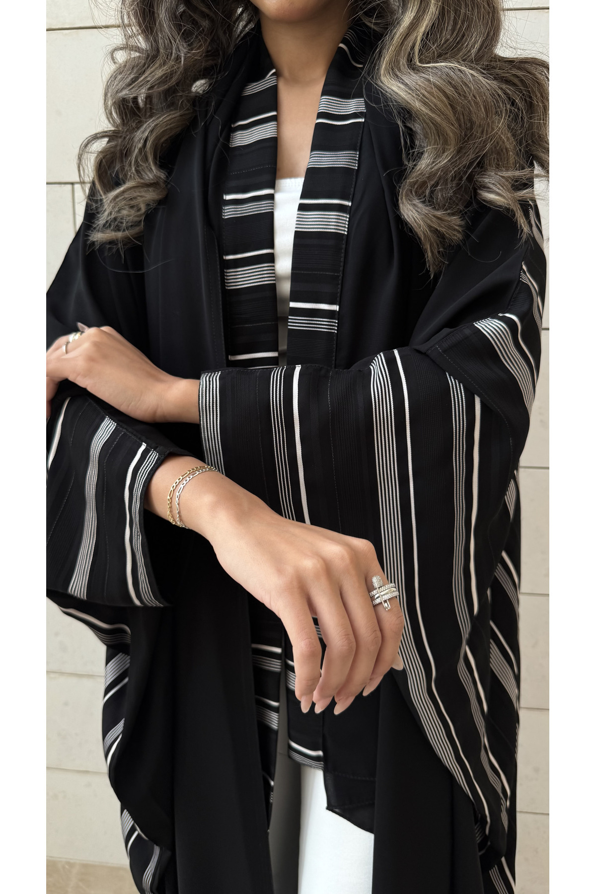 TREADY عباية كريب سوداء بظهر مخطط