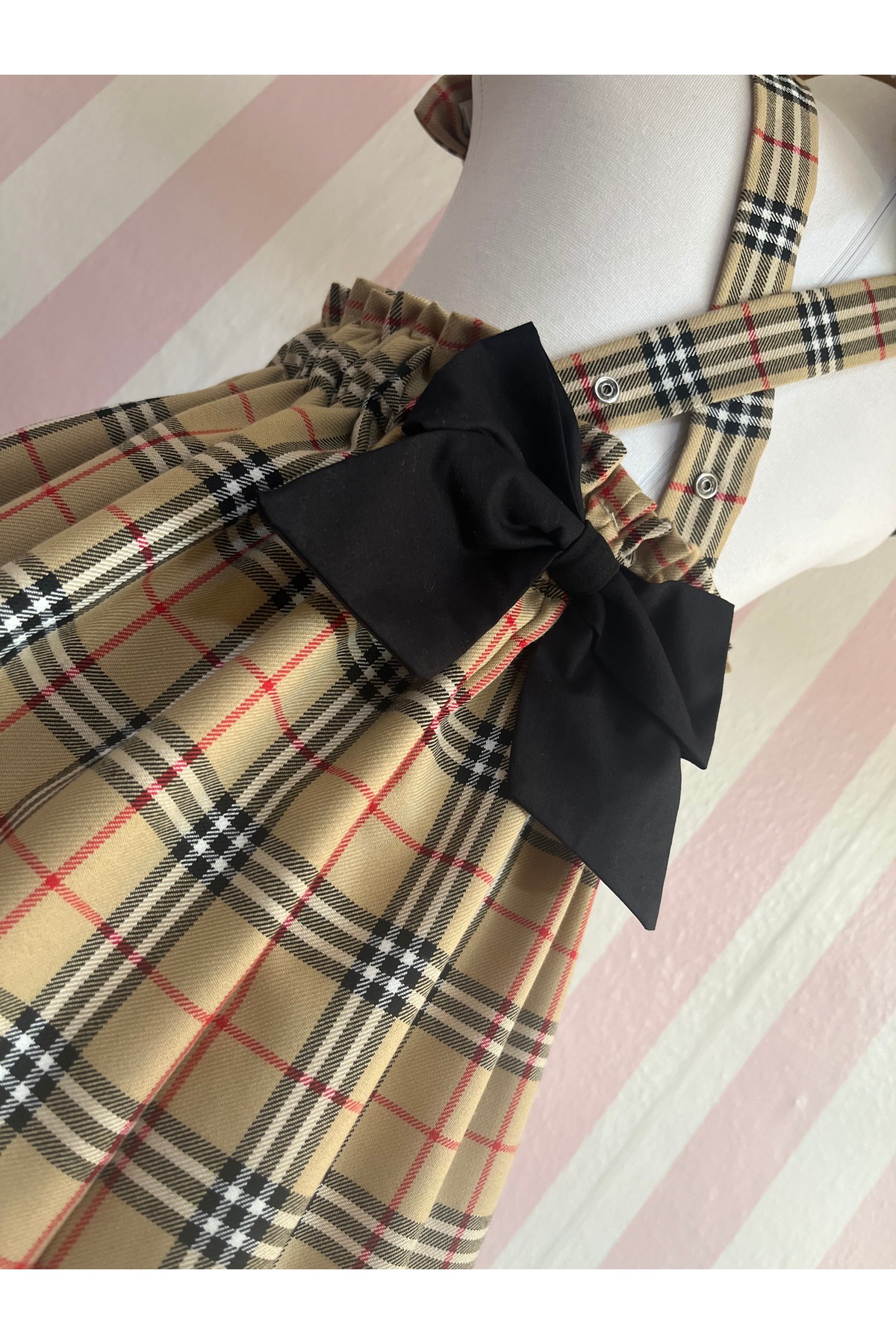 Eylülce Butik Kız Bebek & Kız Çocuk Burbery Salopet Elbise & Ressam Şapkası & Toka Takım (%100 Pamuk Kumaş) fotoğrafı 3 (önizleme)